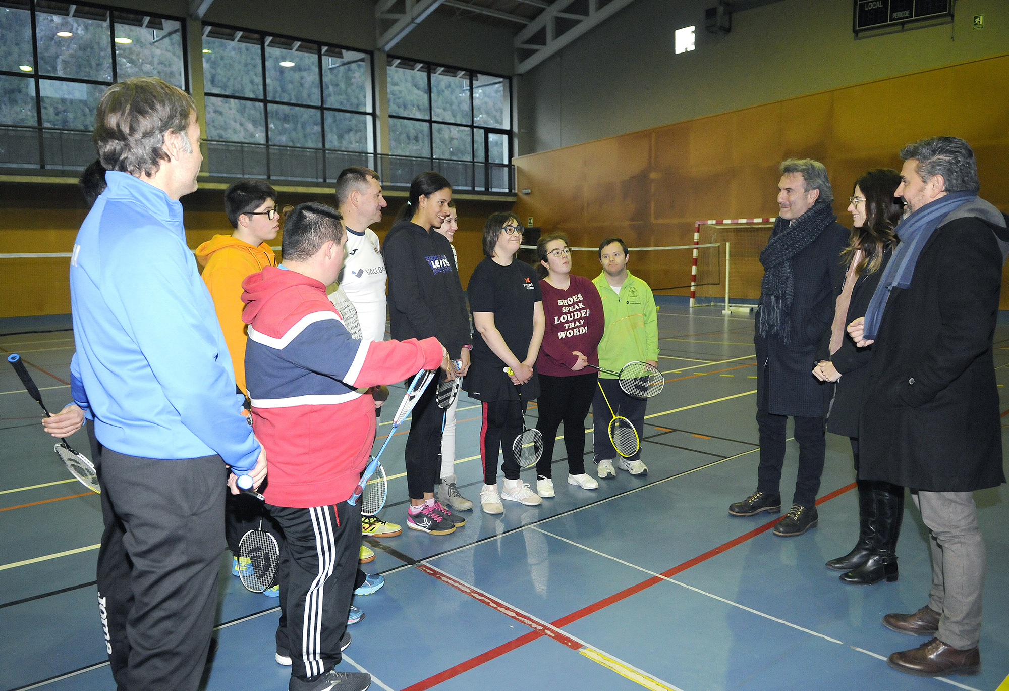 Sílvia Riva i Justo Ruiz entreguen material d’entrenament als esportistes d’Special Olímpics