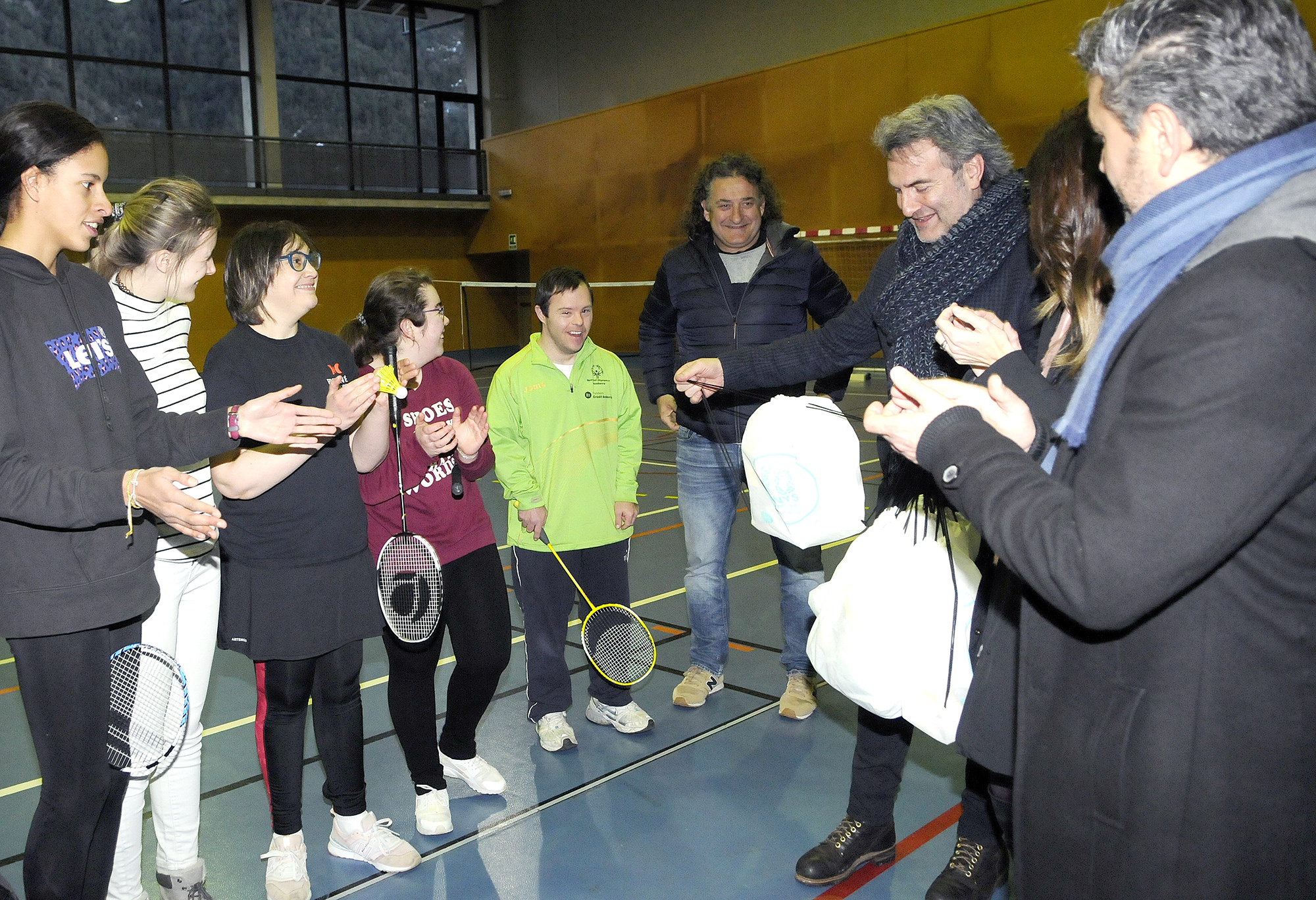 Sílvia Riva i Justo Ruiz entreguen material d’entrenament als esportistes d’Special Olímpics