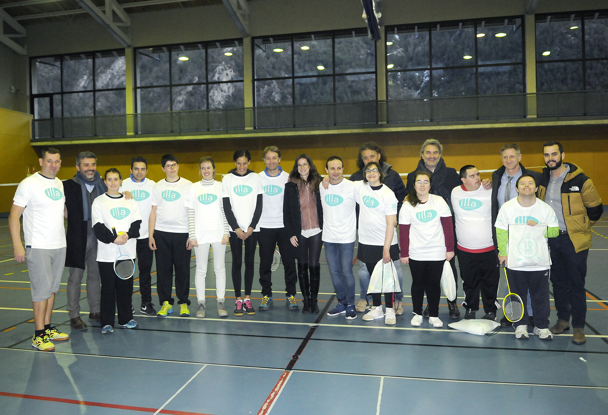 Sílvia Riva i Justo Ruiz entreguen material d’entrenament als esportistes d’Special Olímpics