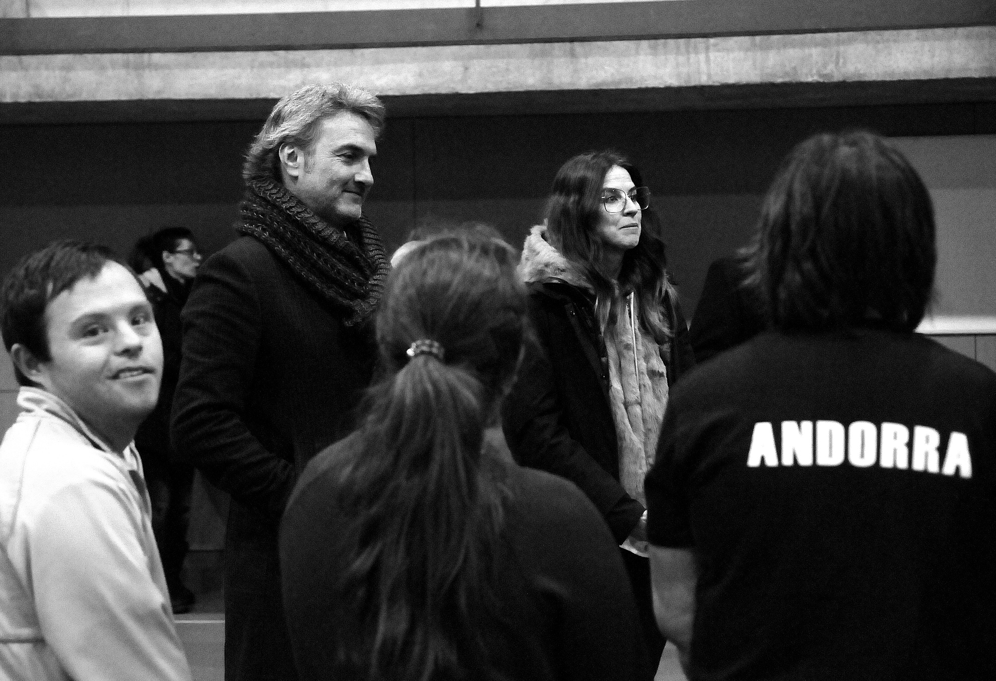 Sílvia Riva i Justo Ruiz entreguen material d’entrenament als esportistes d’Special Olímpics