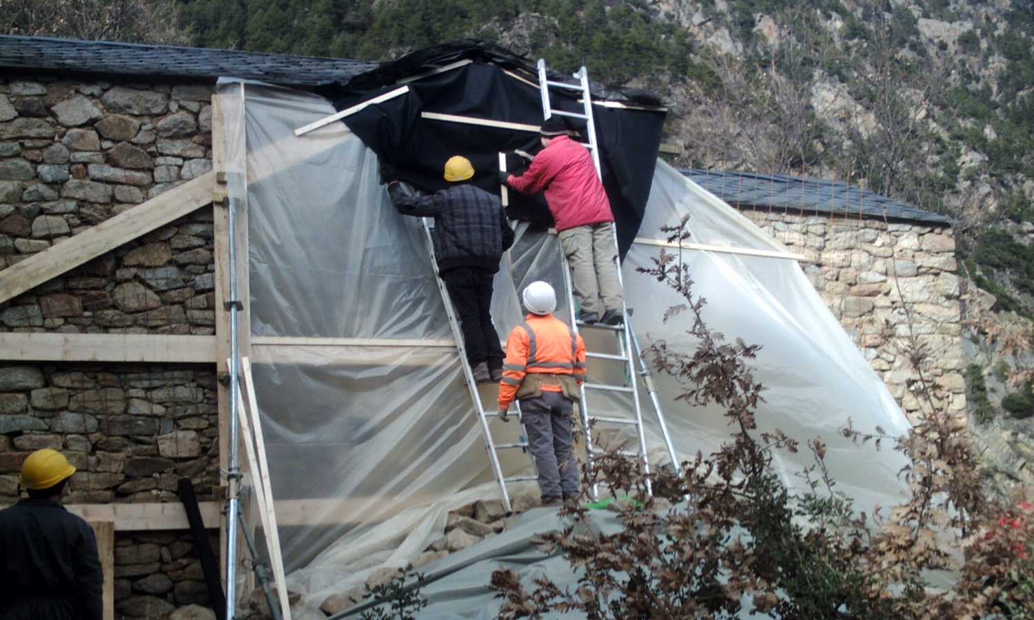 Cultura actua a l’església de Sant Vicenç d’Enclar per aportar seguretat al conjunt arquitectònic