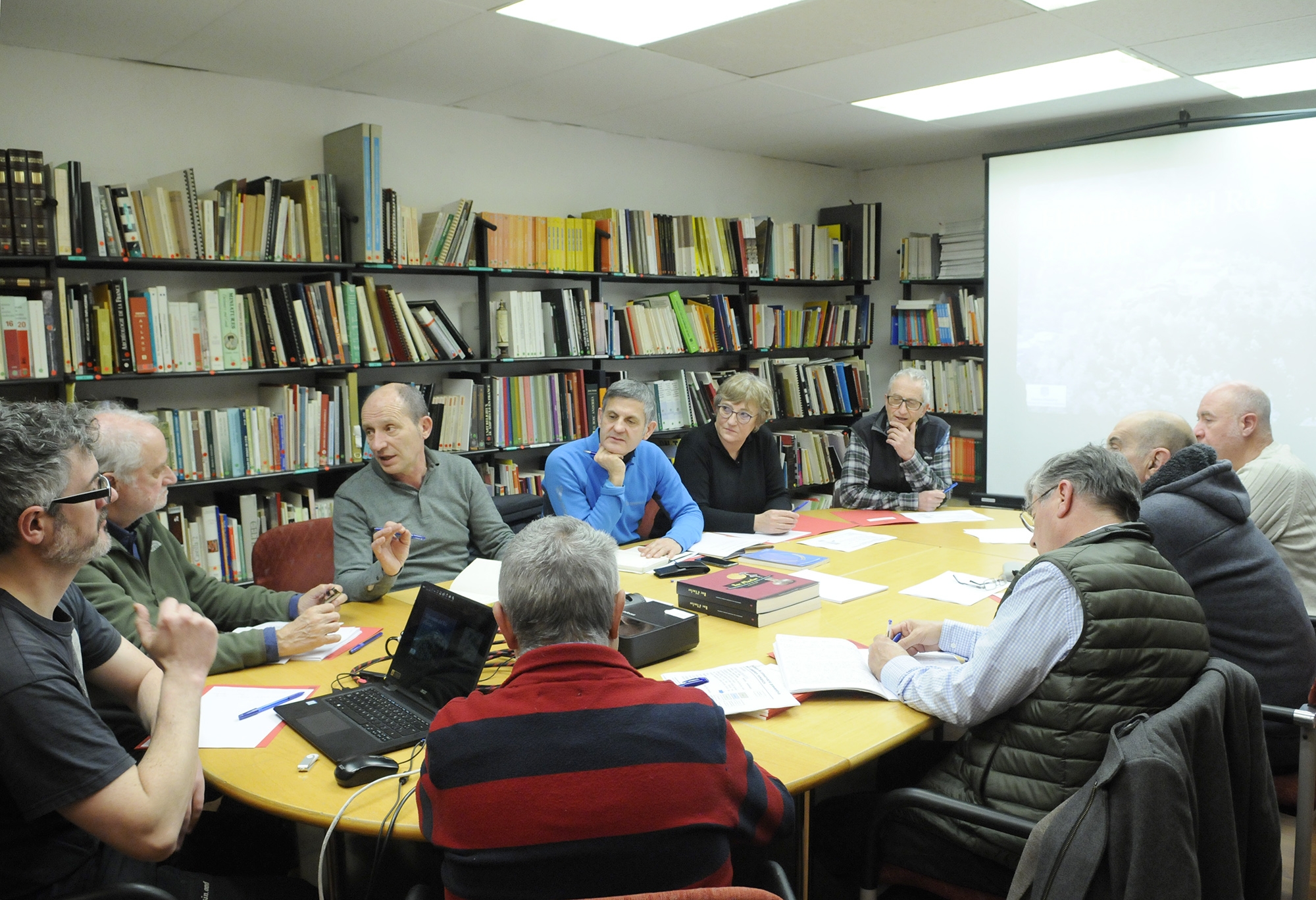 Els membres de la comissió visiten l’església de Sant Vicenç d’Enclar per avaluar el conjunt arquitectònic