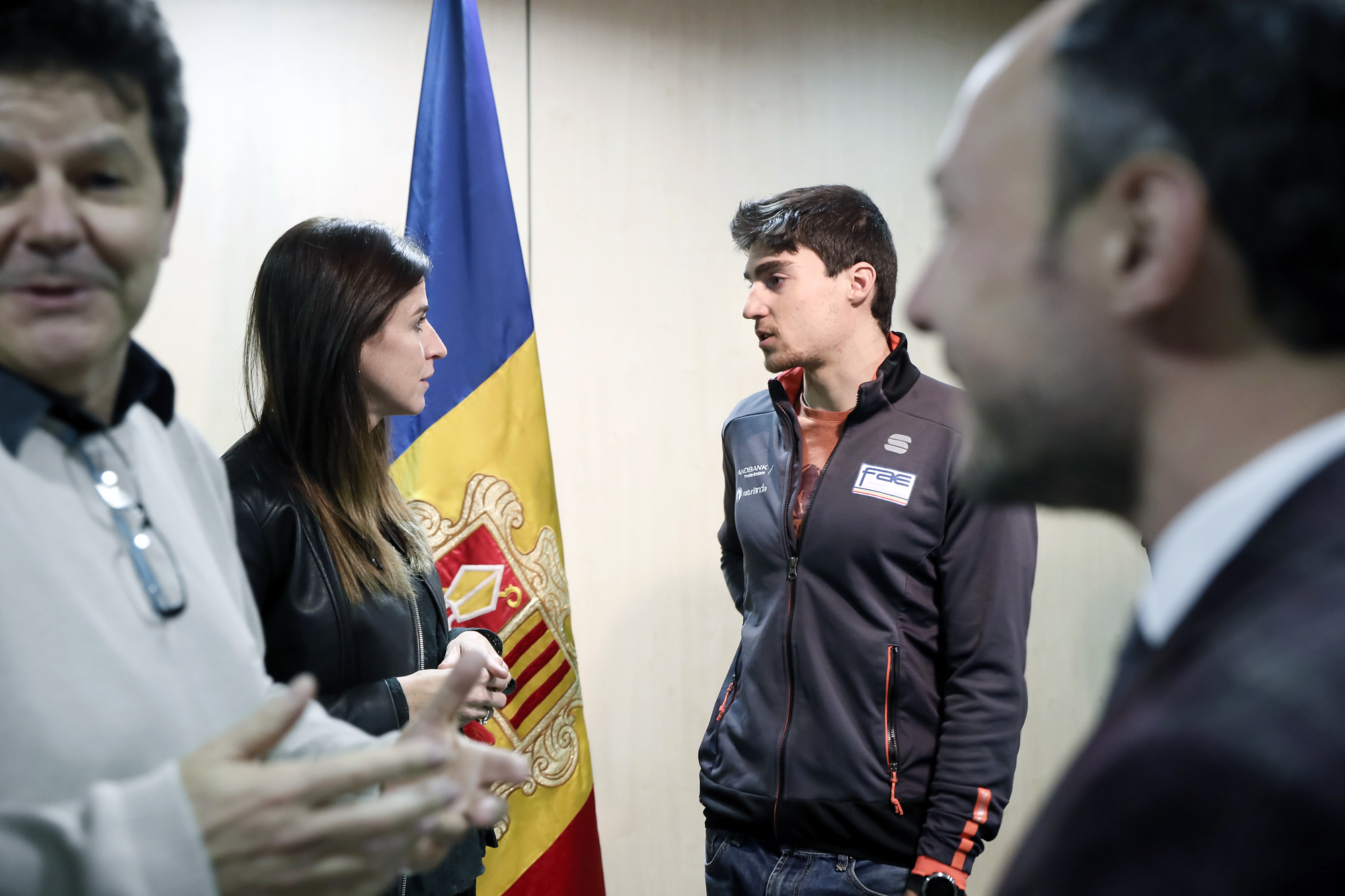 Xavier Espot i Sílvia Riva feliciten l’esquiador Irineu Esteve pels bons resultats de la temporada