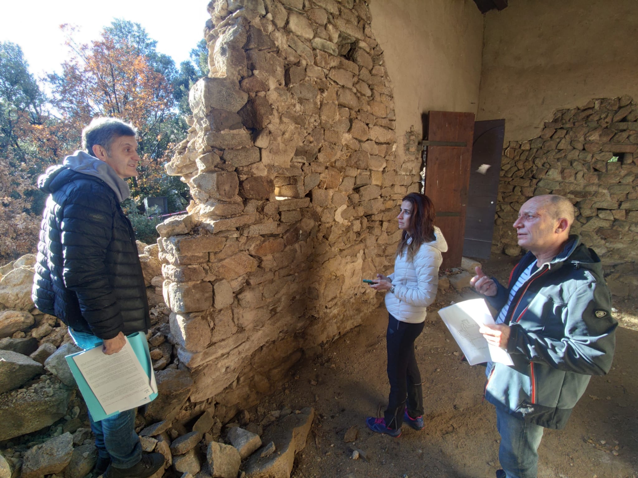 La ministra Riva es desplaça amb tècnics del Departament de Patrimoni Cultural fins a l’església de Sant Vicenç d’Enclar