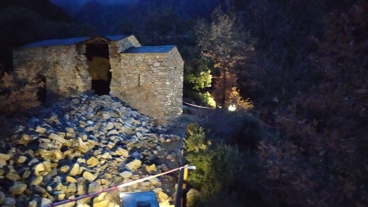 El campanar de Sant Vicenç d’Enclar, afectat per les condicions meteorològiques adverses de les darreres hores