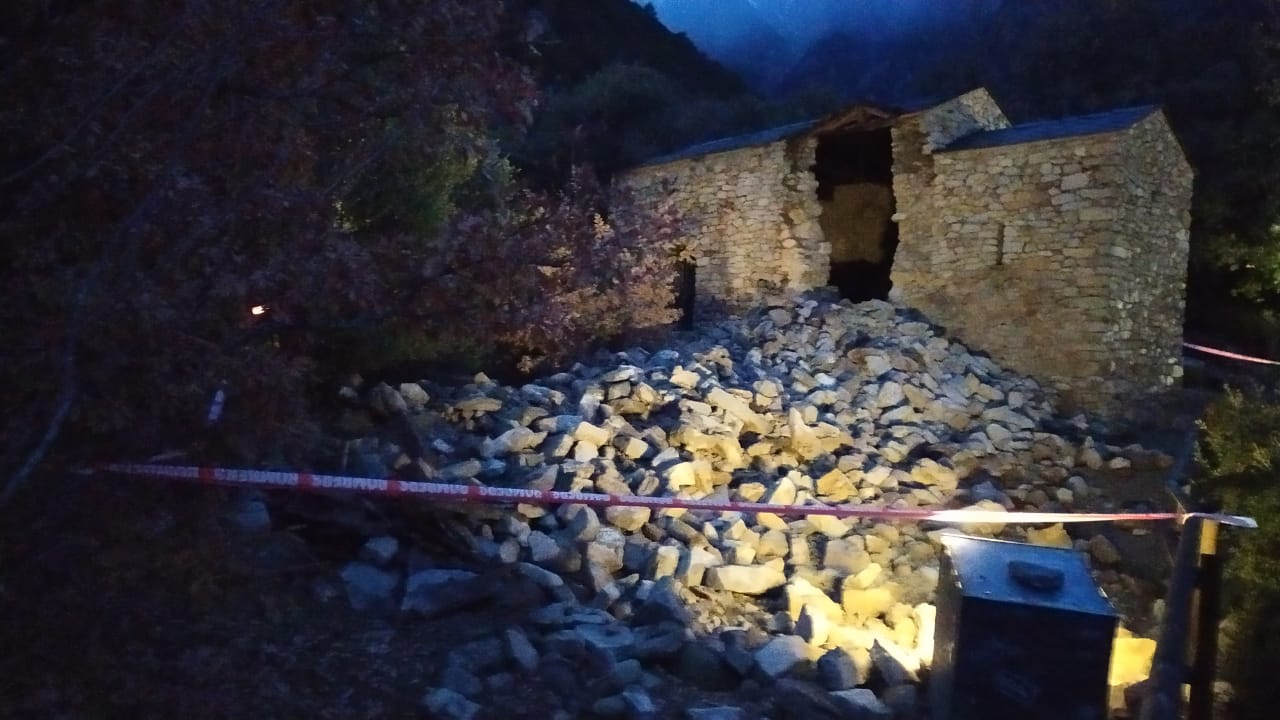El campanar de Sant Vicenç d’Enclar, afectat per les condicions meteorològiques adverses de les darreres hores