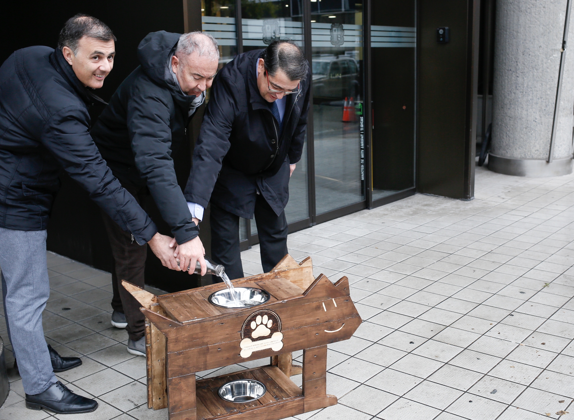 Instal·lat un nou abeurador per a gossos davant de l'Edifici administratiu de Govern
