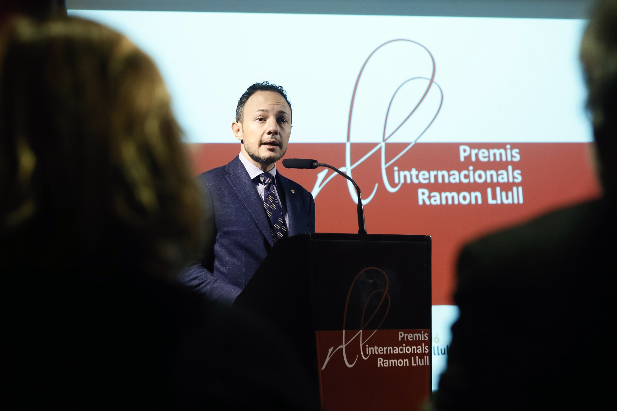 El folklorista Michael Mason, la traductora Annie Bats i el professor i traductor Ko Tazawa, premis Ramon Llull 2019