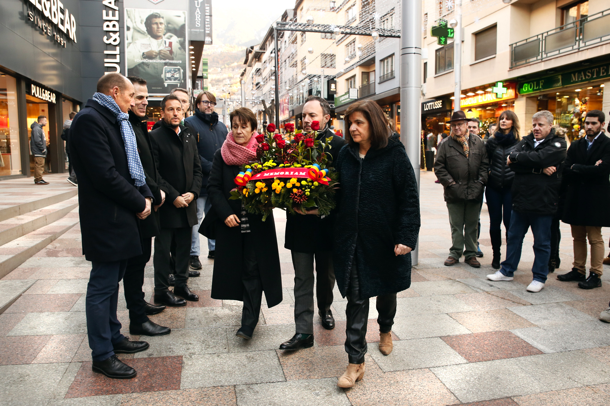 Les autoritats del país recorden a les víctimes de l’accident davant l’Establiment Monsa