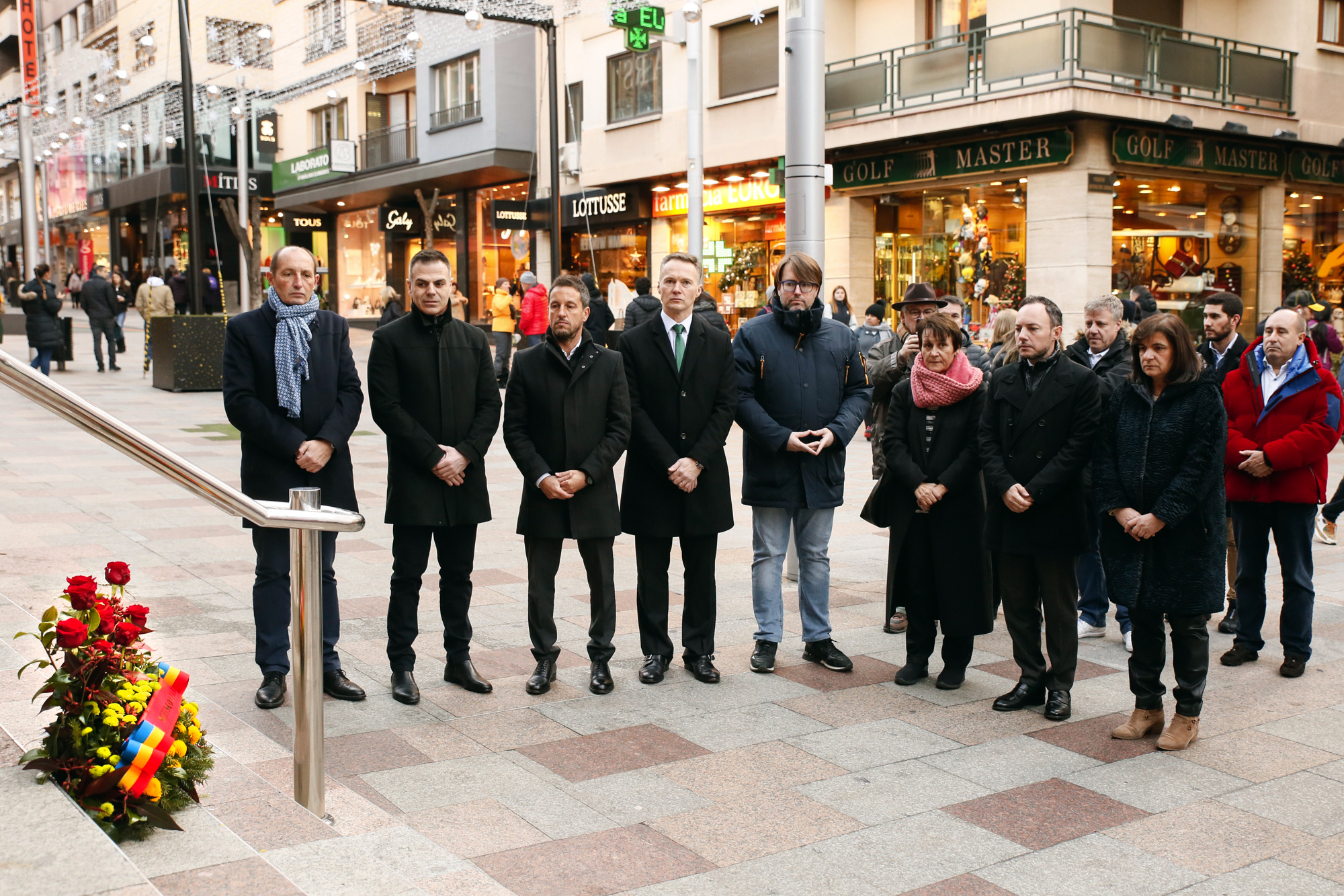 Les autoritats del país recorden a les víctimes de l’accident davant l’Establiment Monsa