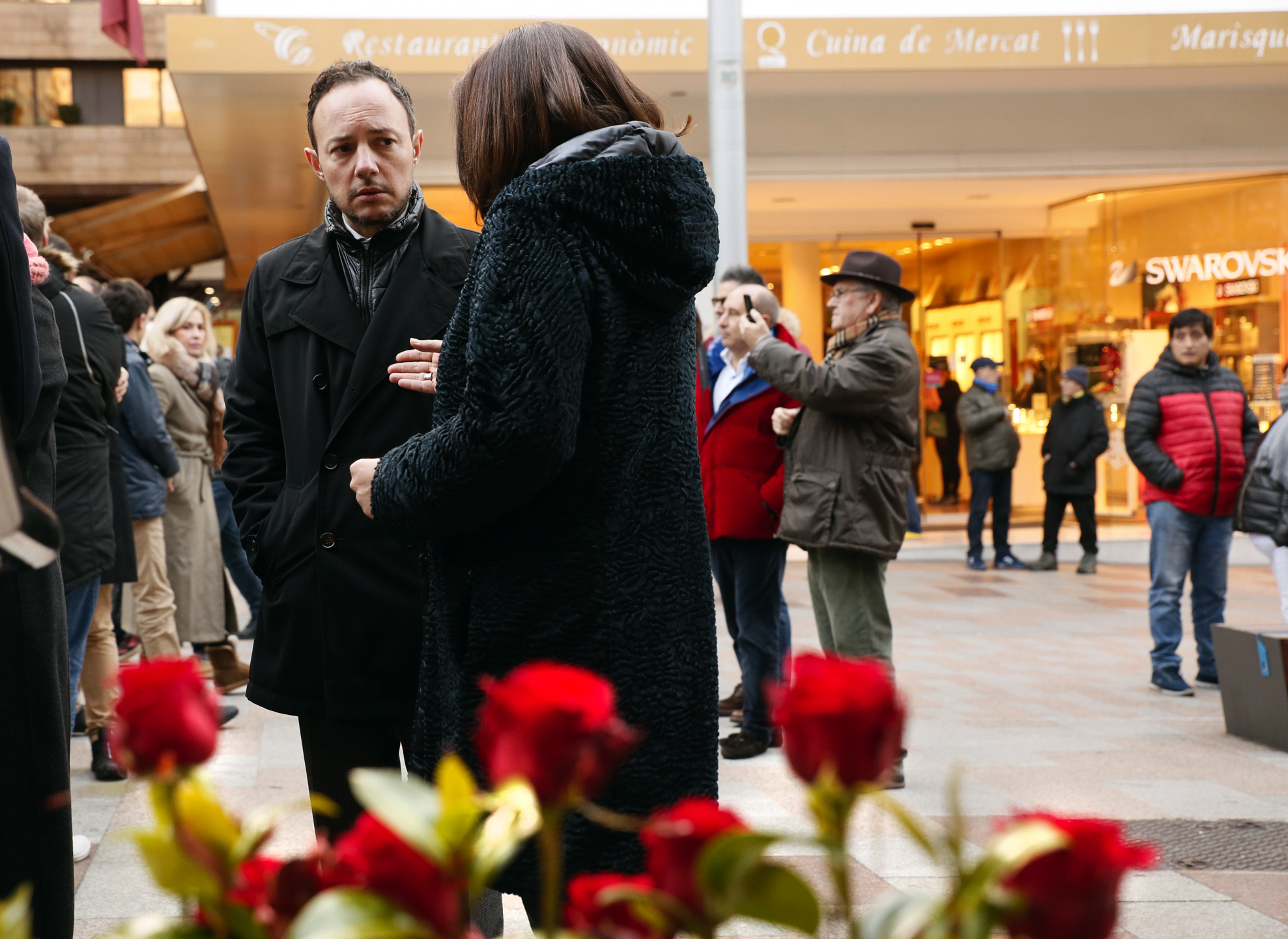 Les autoritats del país recorden a les víctimes de l’accident davant l’Establiment Monsa