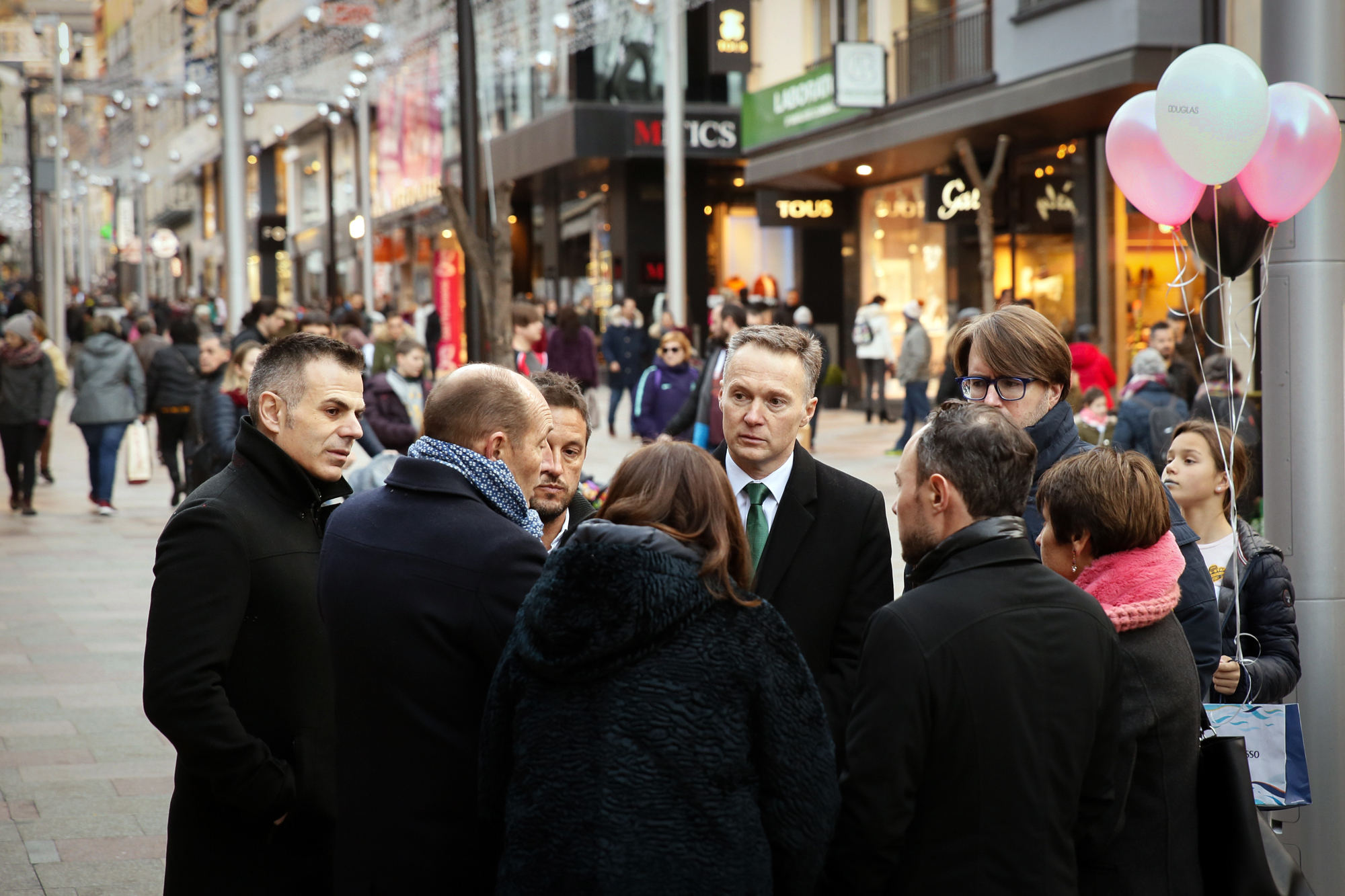 Les autoritats del país recorden a les víctimes de l’accident davant l’Establiment Monsa