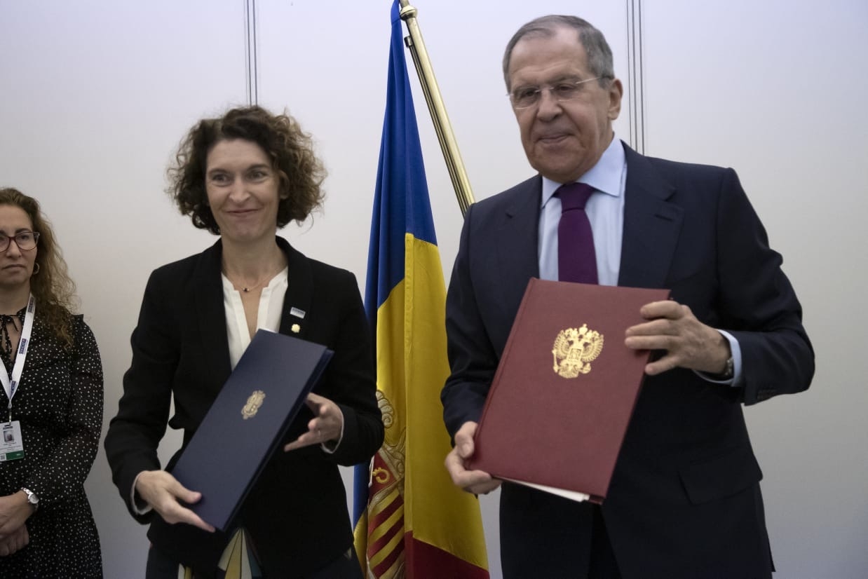 Maria Ubach signa un conveni perquè els ciutadans amb nacionalitat andorrana puguin viatjar a Rússia sense visat turístic