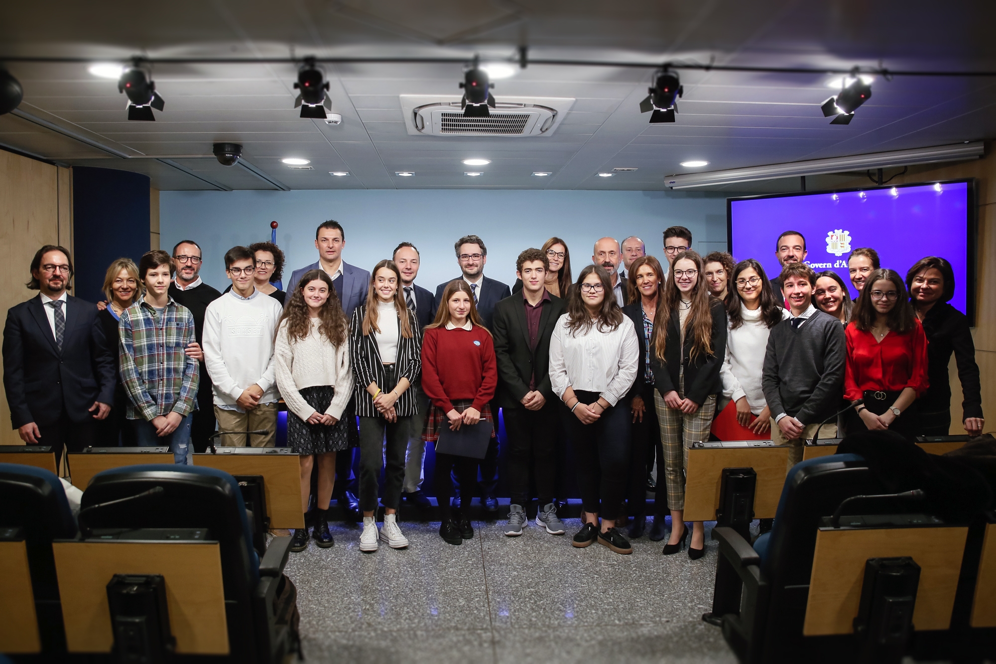 Joves dels tres sistemes educatius presideixen el Consell de Ministres per commemorar el Dia Universal dels Drets dels Infants