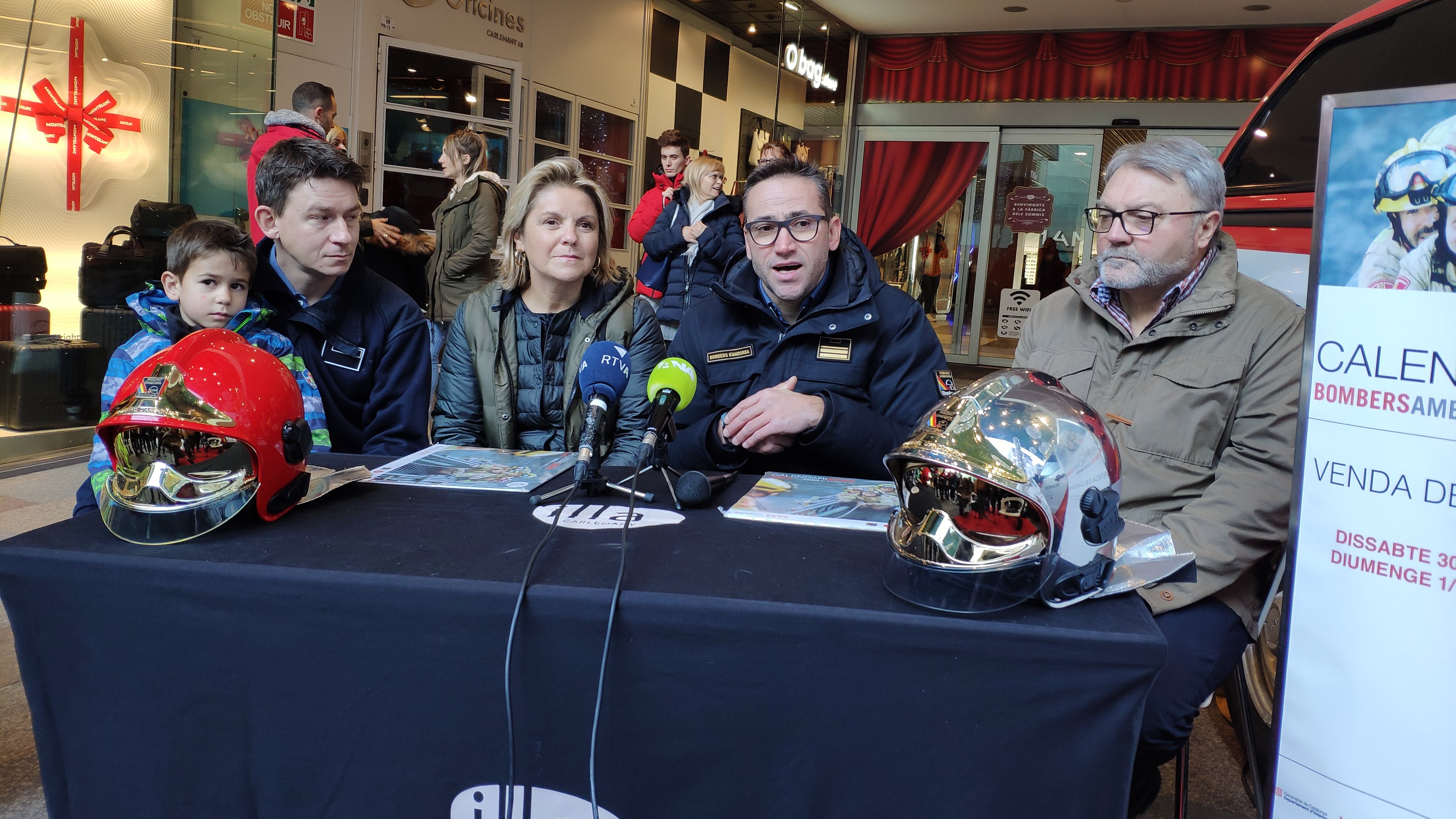 Els Bombers presenten el calendari solidari per primer cop a Andorra