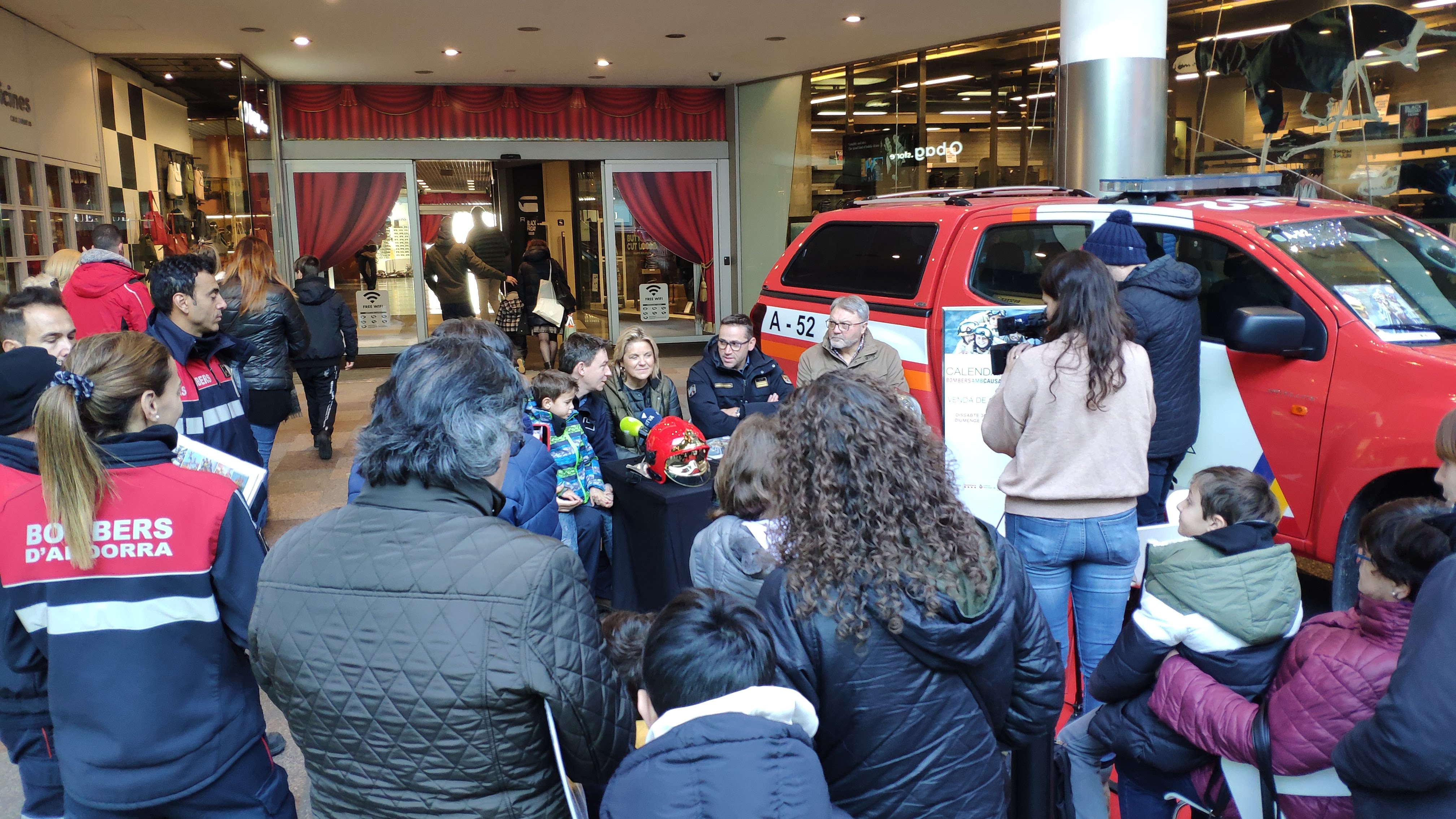Els Bombers presenten el calendari solidari per primer cop a Andorra