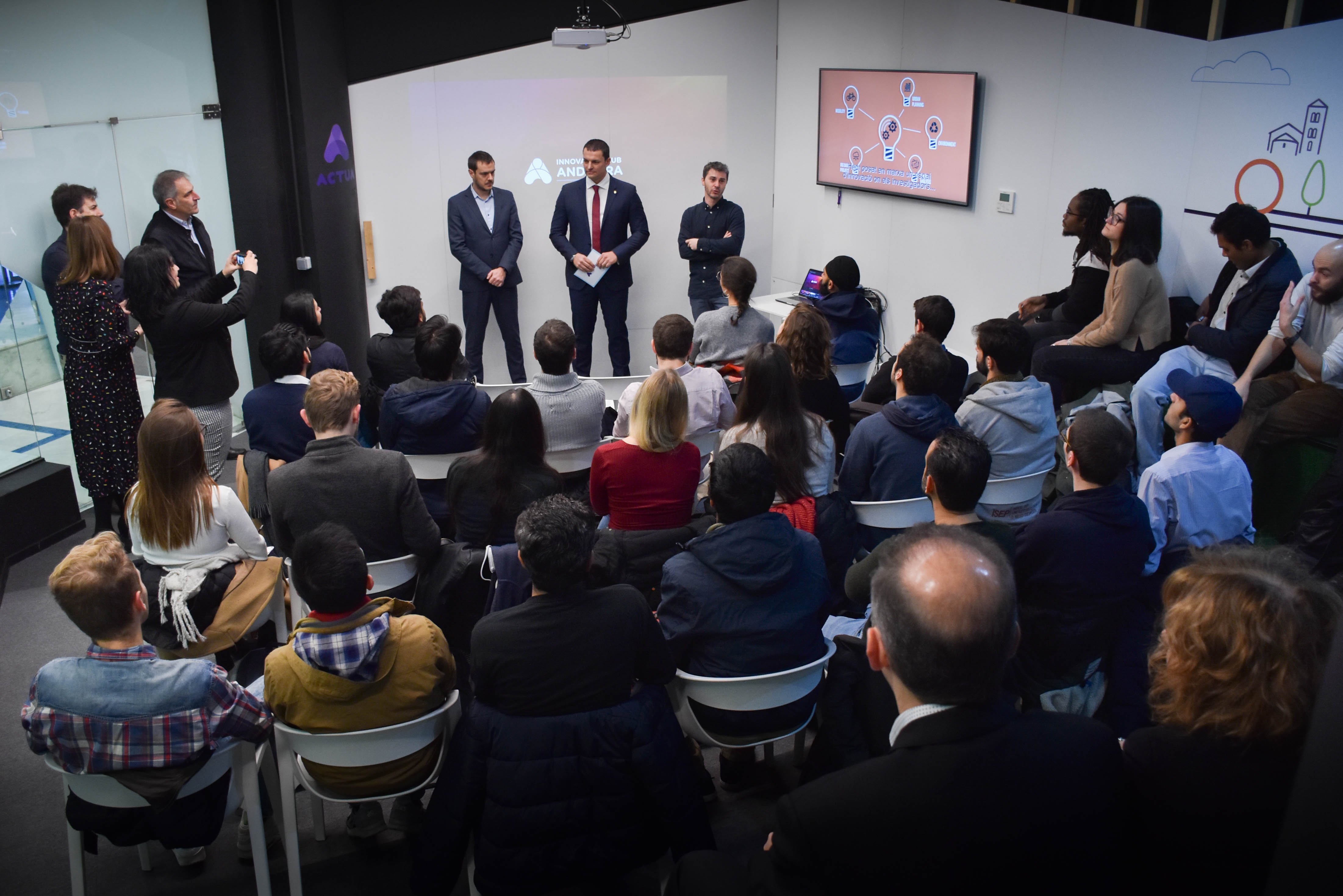 Estudiants del màster d’energies per a les ciutats intel·ligents de Innoenergy treballen a l’Espai d’Innovació diverses solucions per a Andorra