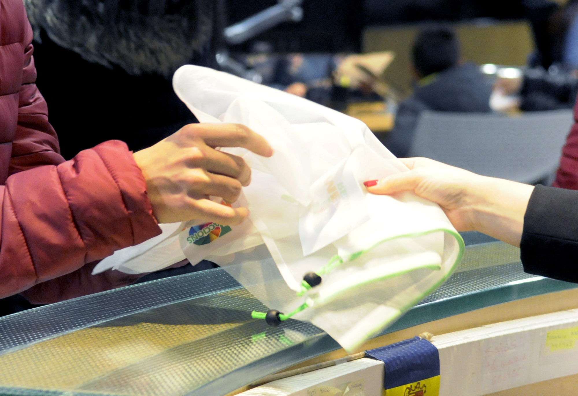 El Govern torna a repartir bosses tèxtils reutilitzables per a fruita i verdura amb l’objectiu de reduir el consum de plàstic