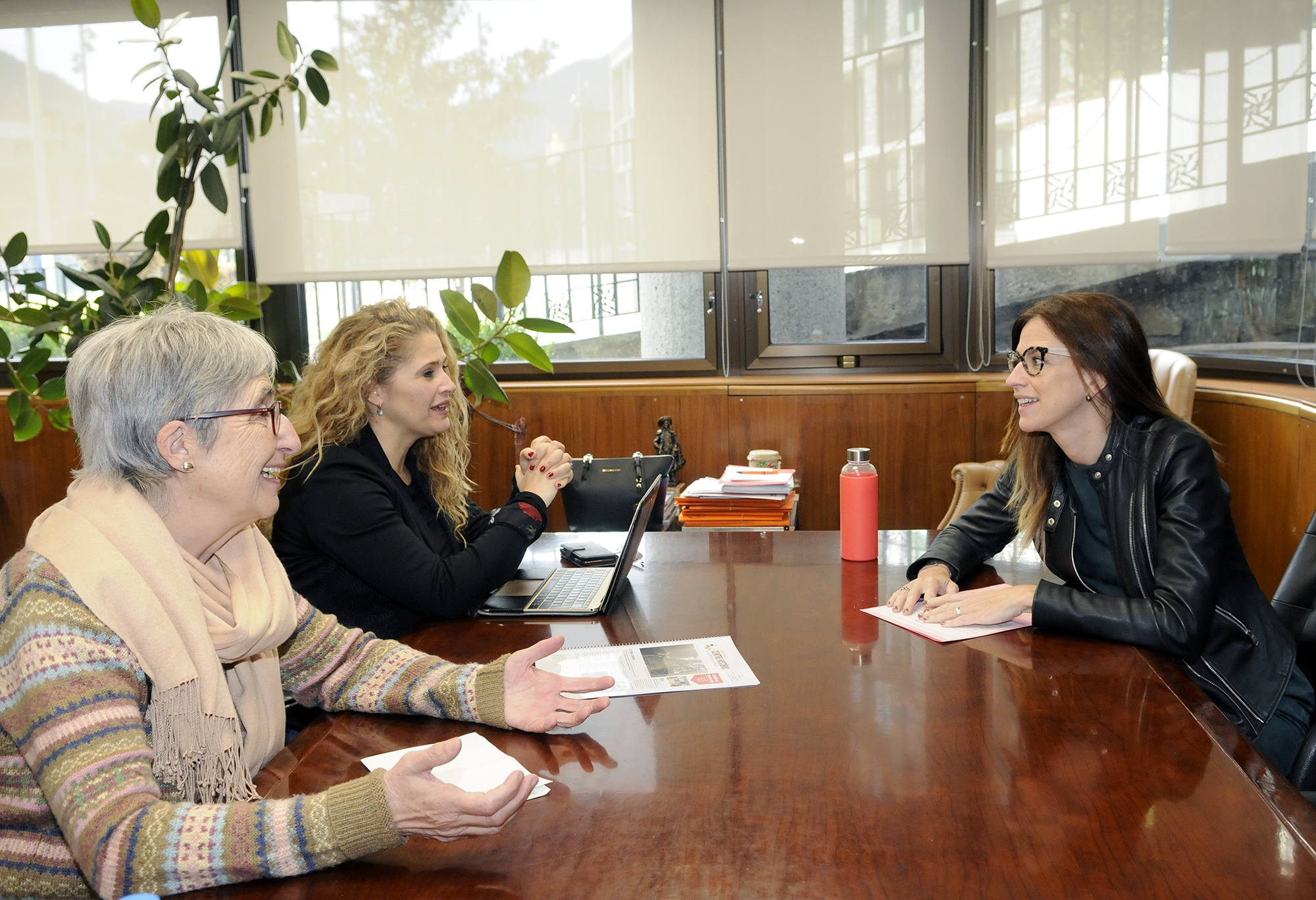 La ministra Riva es reuneix amb els comerciants del Centre Històric d’Andorra la Vella per compartir el Pla Estratègic d’aquesta zona