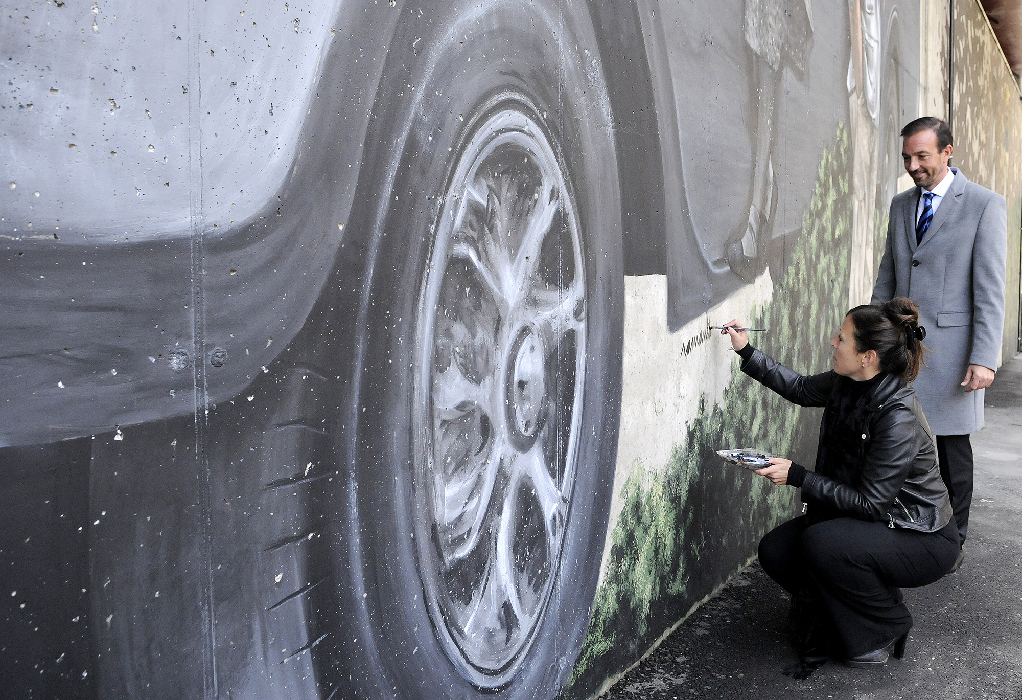 El ministre Torres presenta el nou mural de Samantha Bosque a la rotonda inferior del túnel de les Dos Valires