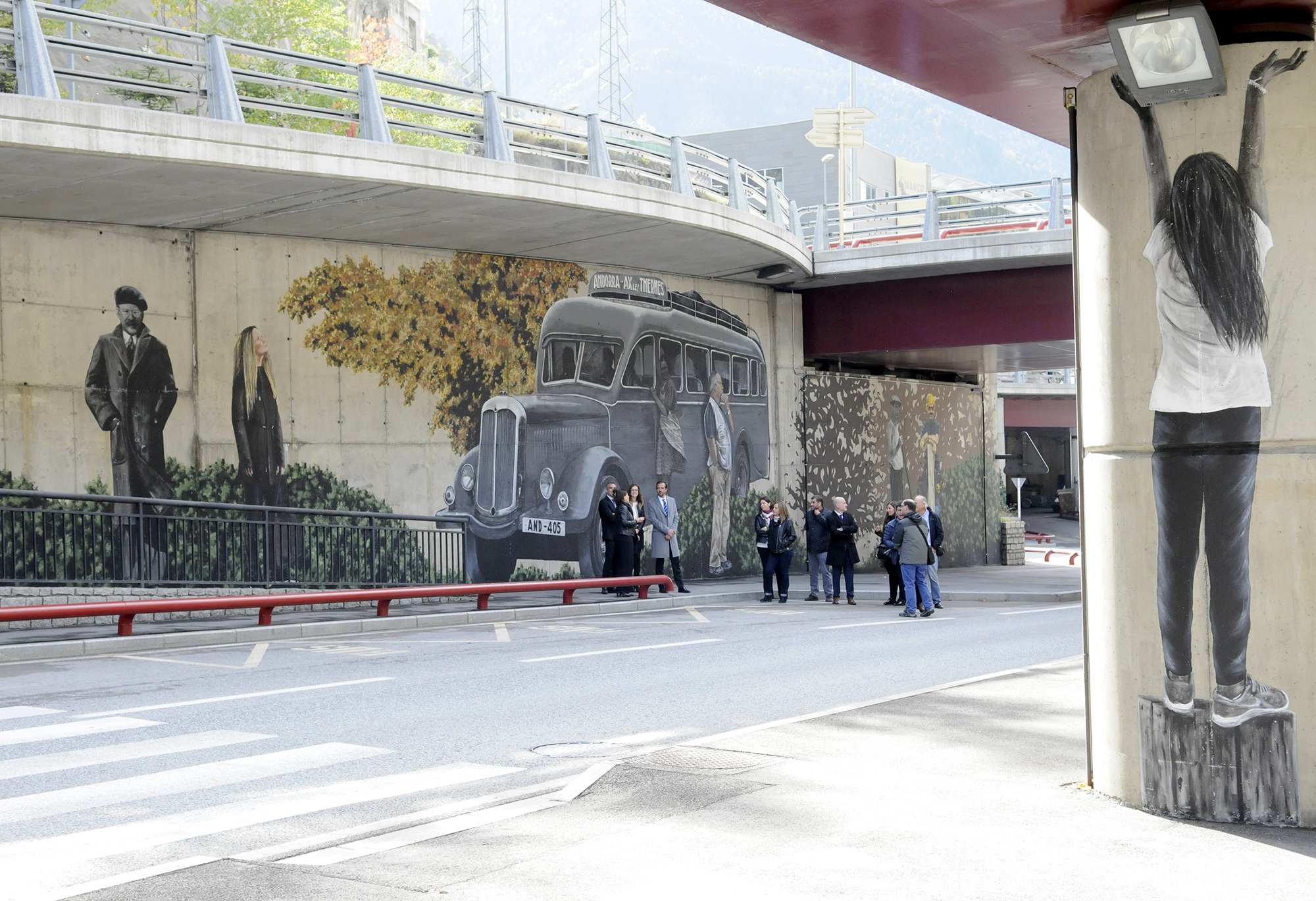 El ministre Torres presenta el nou mural de Samantha Bosque a la rotonda inferior del túnel de les Dos Valires