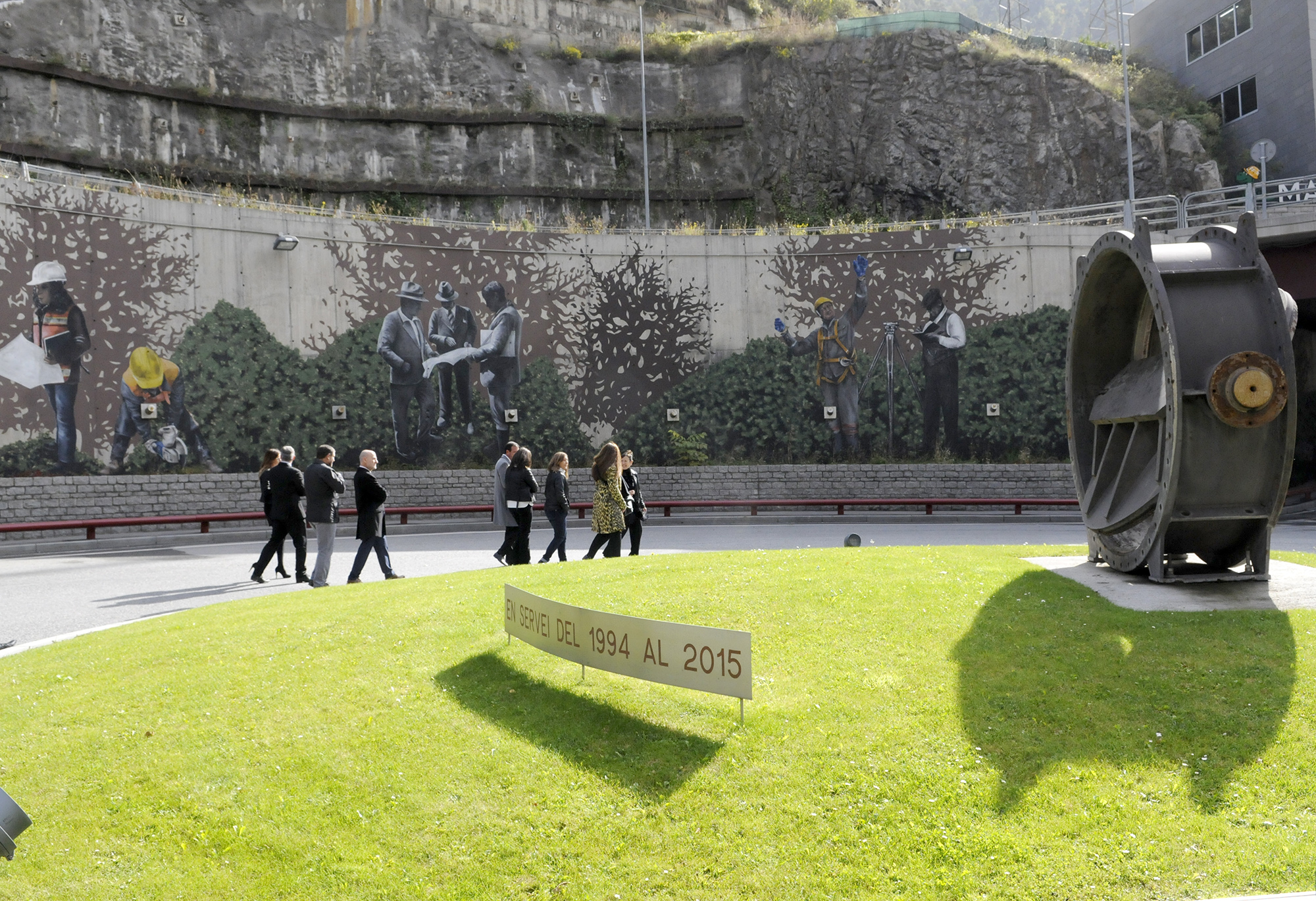El ministre Torres presenta el nou mural de Samantha Bosque a la rotonda inferior del túnel de les Dos Valires