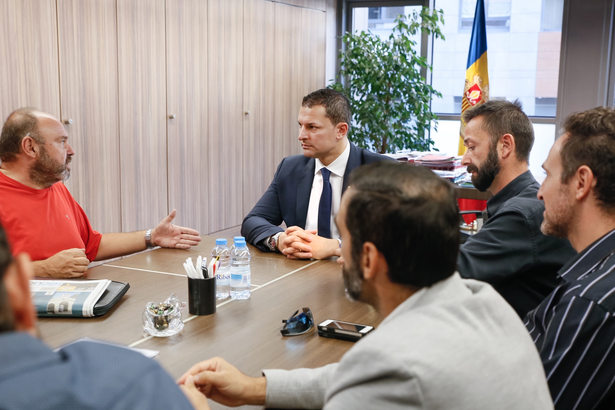 El ministre Gallardo es reuneix amb representants del taxi per copsar les inquietuds del sector