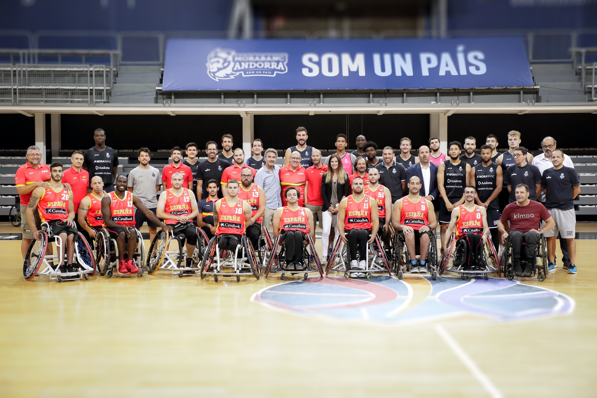 La selecció espanyola de bàsquet adaptat es troba amb la ministra Riva, els jugadors del MoraBanc Andorra i Albert Llovera