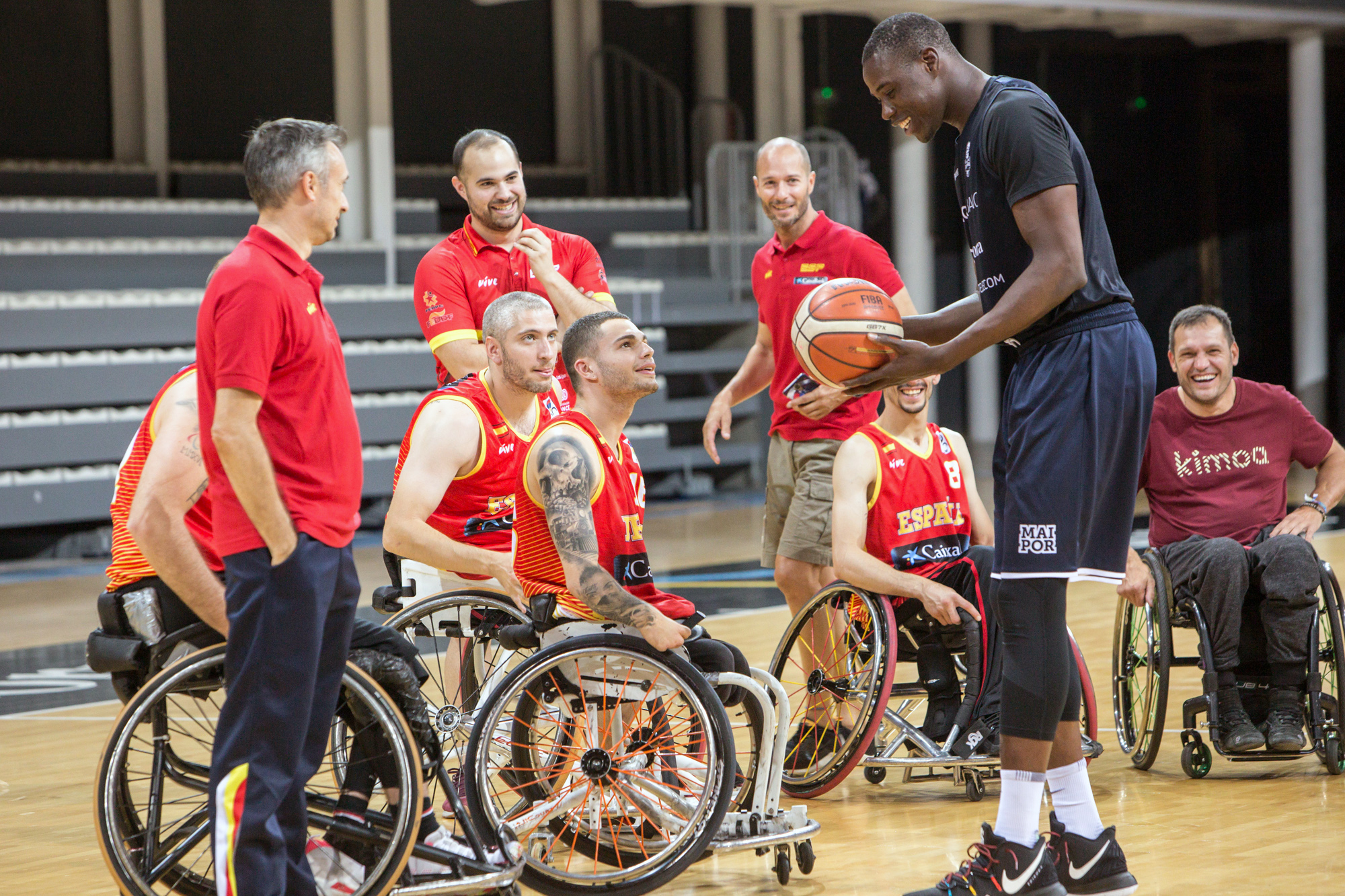 La selecció espanyola de bàsquet adaptat es troba amb la ministra Riva, els jugadors del MoraBanc Andorra i Albert Llovera