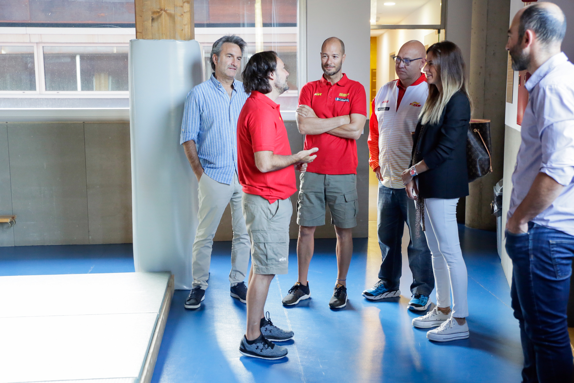 La selecció espanyola de bàsquet adaptat es troba amb la ministra Riva, els jugadors del MoraBanc Andorra i Albert Llovera