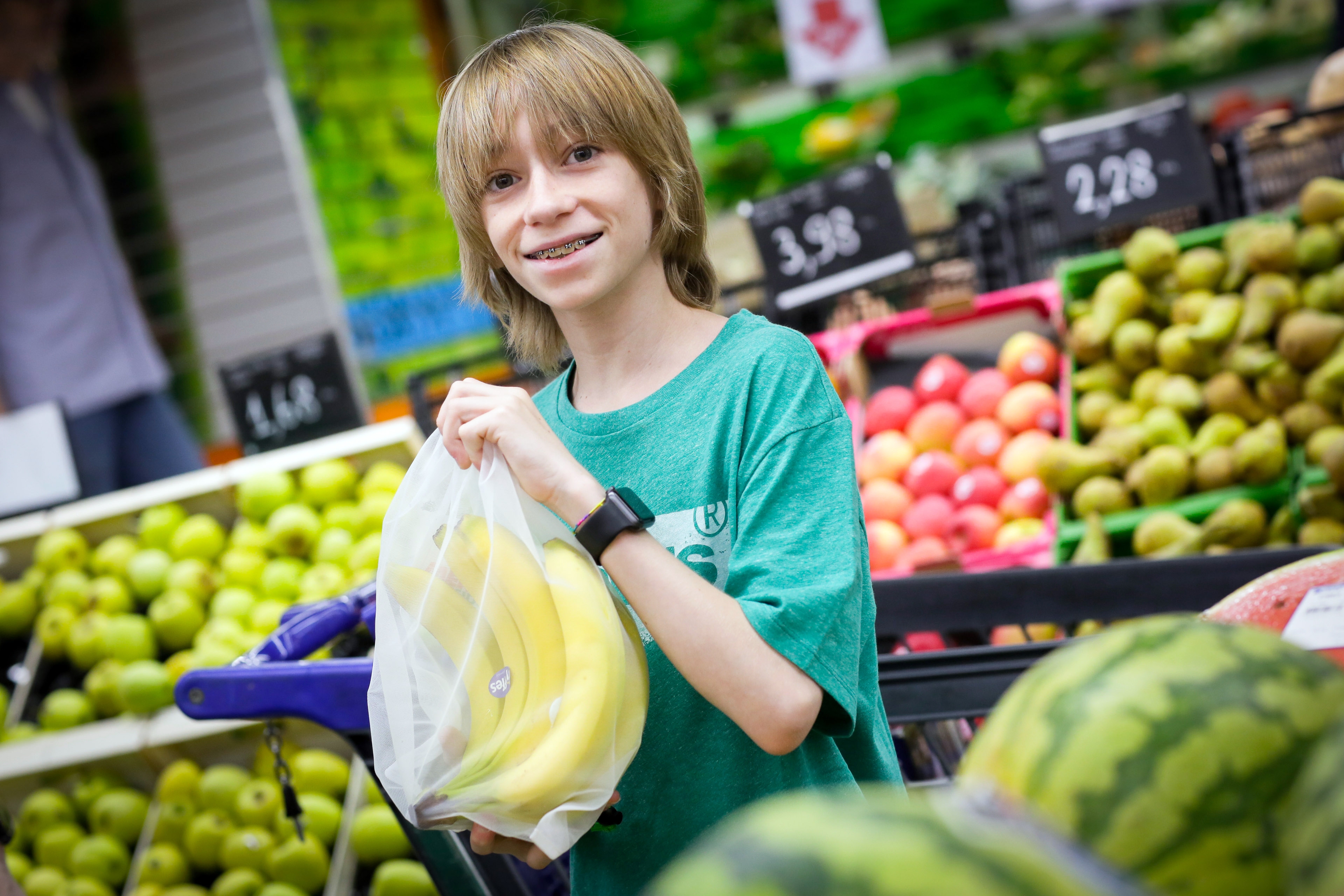 El Govern reparteix gratuïtament 40.000 bosses tèxtils reutilitzables per reduir el consum de les de plàstic a la secció de fruita i verdura