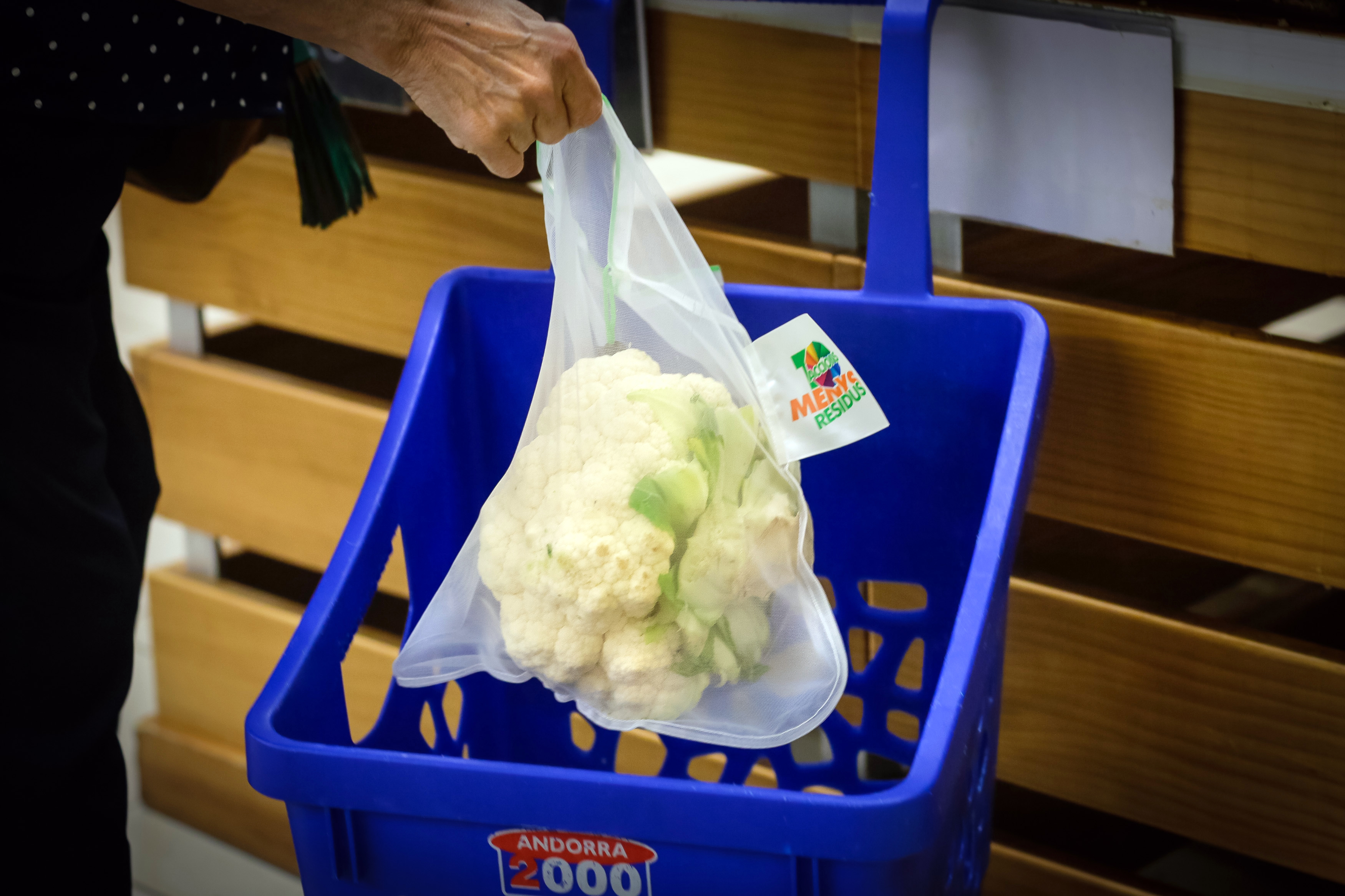 El Govern reparteix gratuïtament 40.000 bosses tèxtils reutilitzables per reduir el consum de les de plàstic a la secció de fruita i verdura