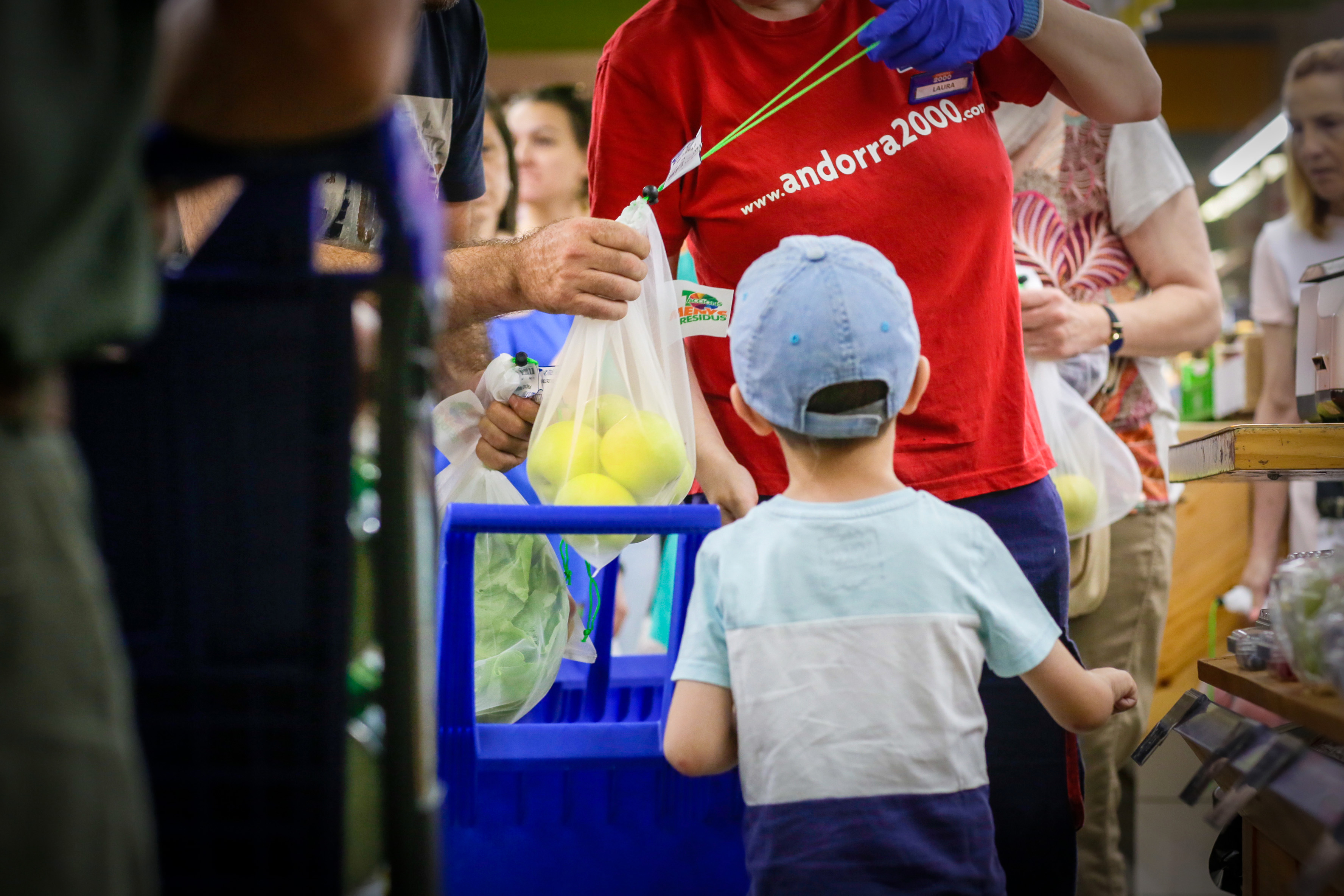 El Govern reparteix gratuïtament 40.000 bosses tèxtils reutilitzables per reduir el consum de les de plàstic a la secció de fruita i verdura