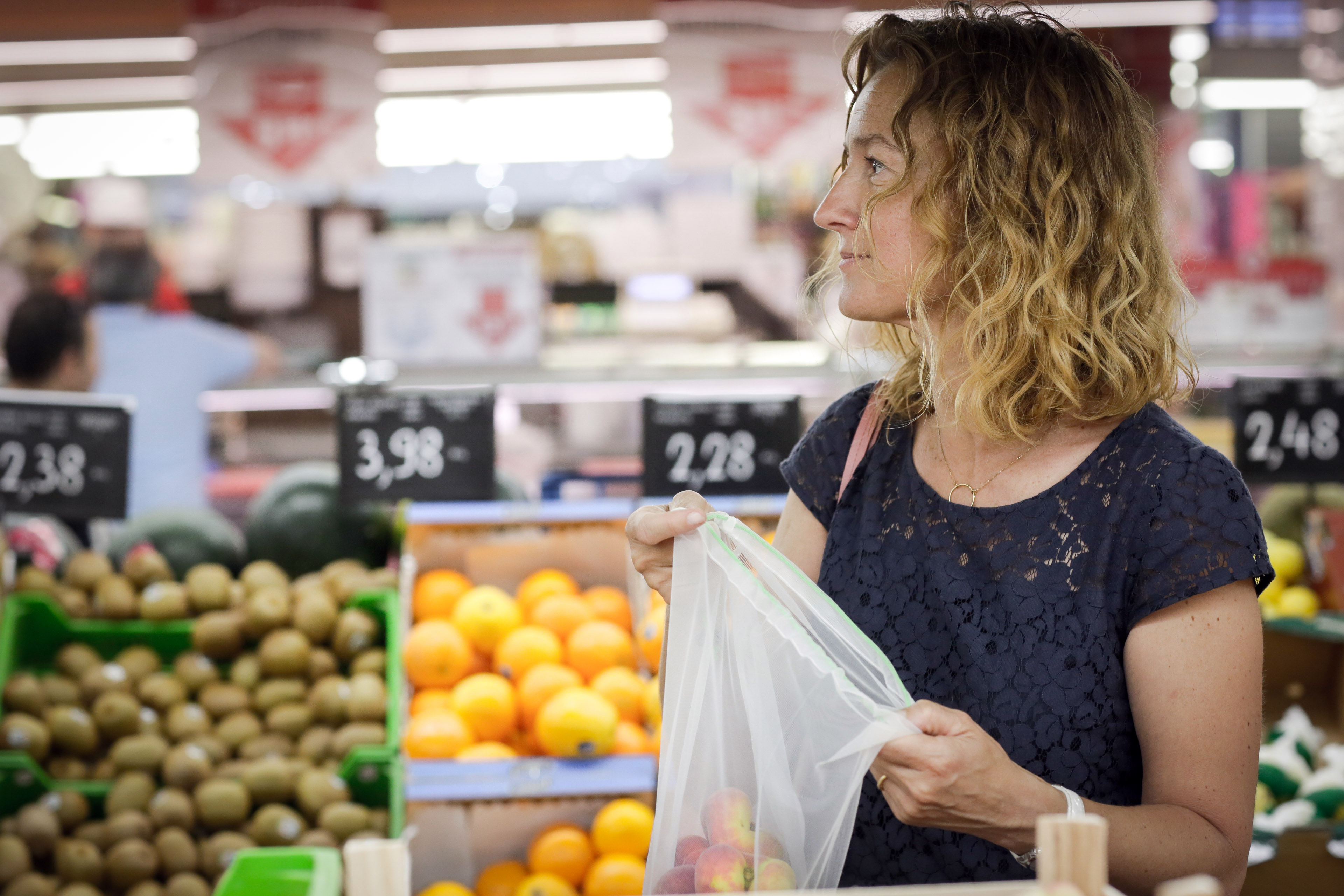 El Govern reparteix gratuïtament 40.000 bosses tèxtils reutilitzables per reduir el consum de les de plàstic a la secció de fruita i verdura