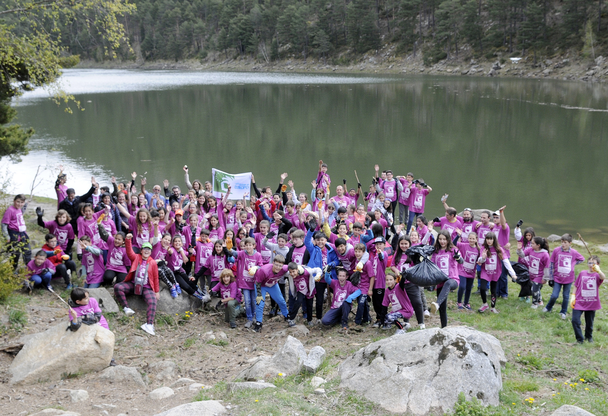 Els escolars recullen 1.200 quilograms de brossa en la campanya europea Clean Up Day