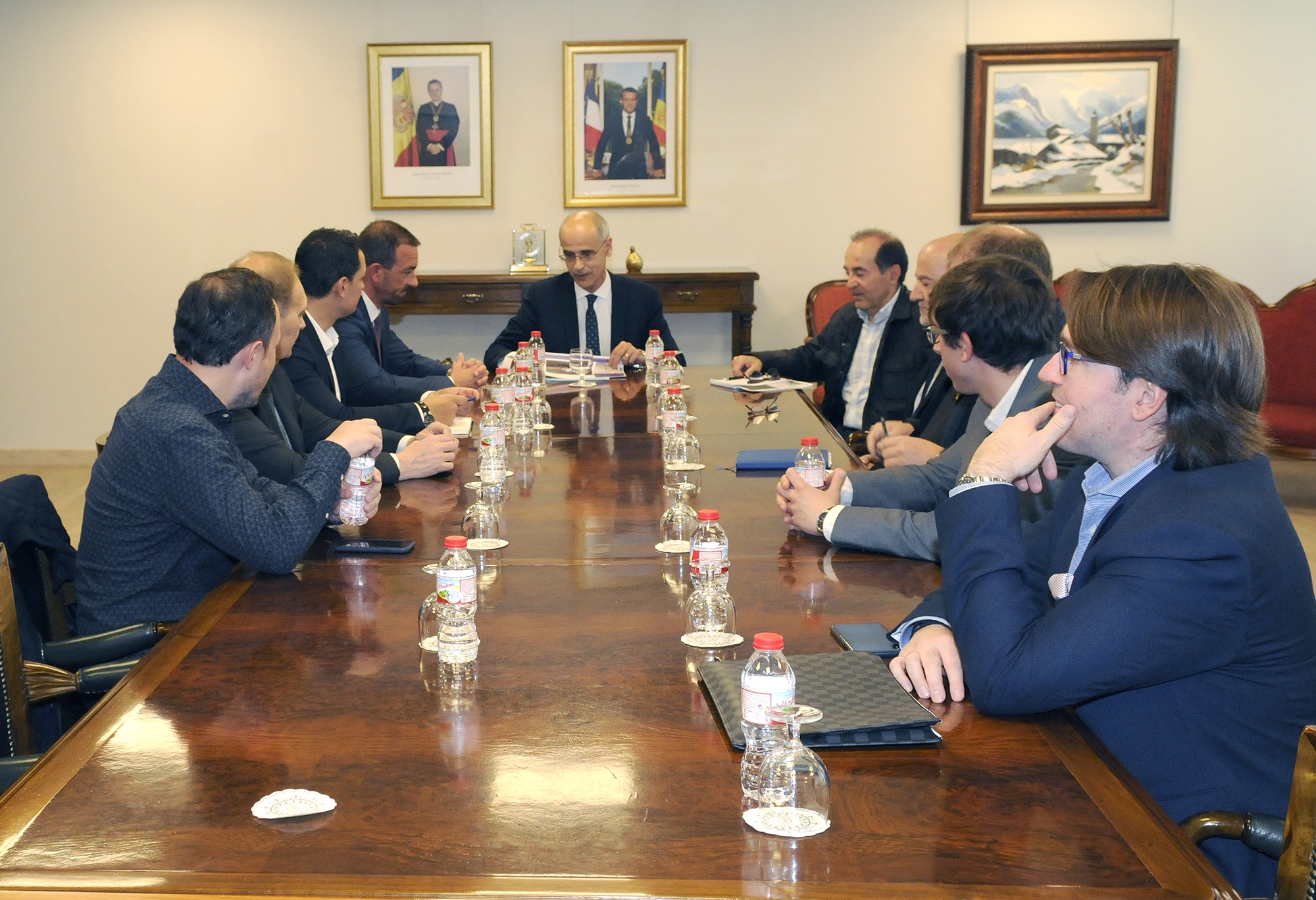 El cap de Govern en funcions tracta el tancament de la RN22 amb els caps de llista dels grups polítics electes