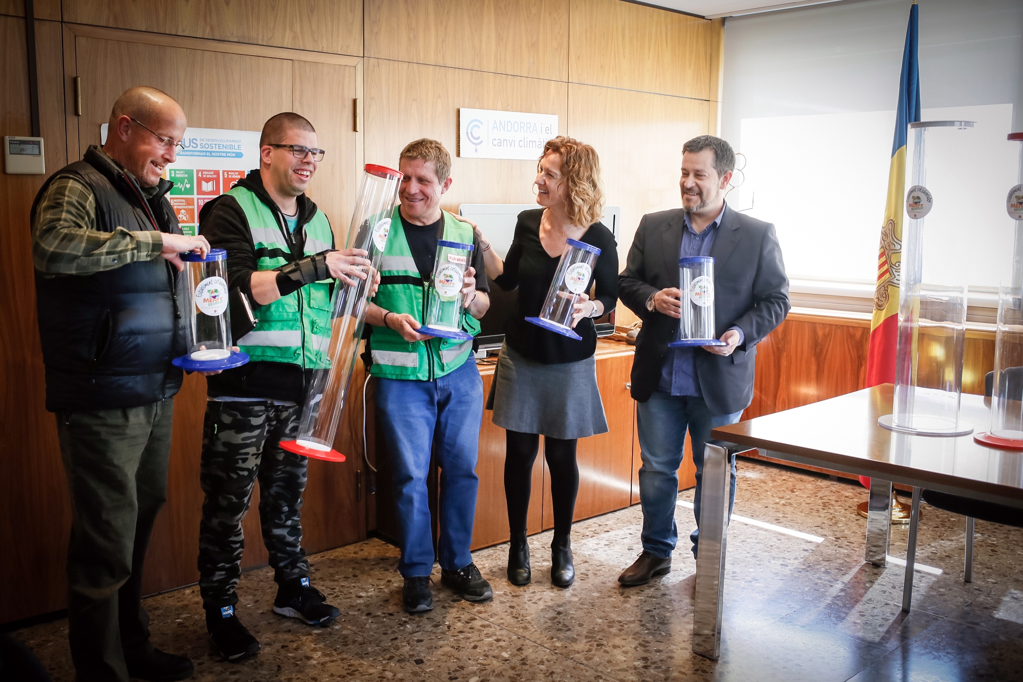 Medi Ambient lliura 69 contenidors per la recollida selectiva de piles a l’equip de recollida de residus de l’Escola de Meritxell