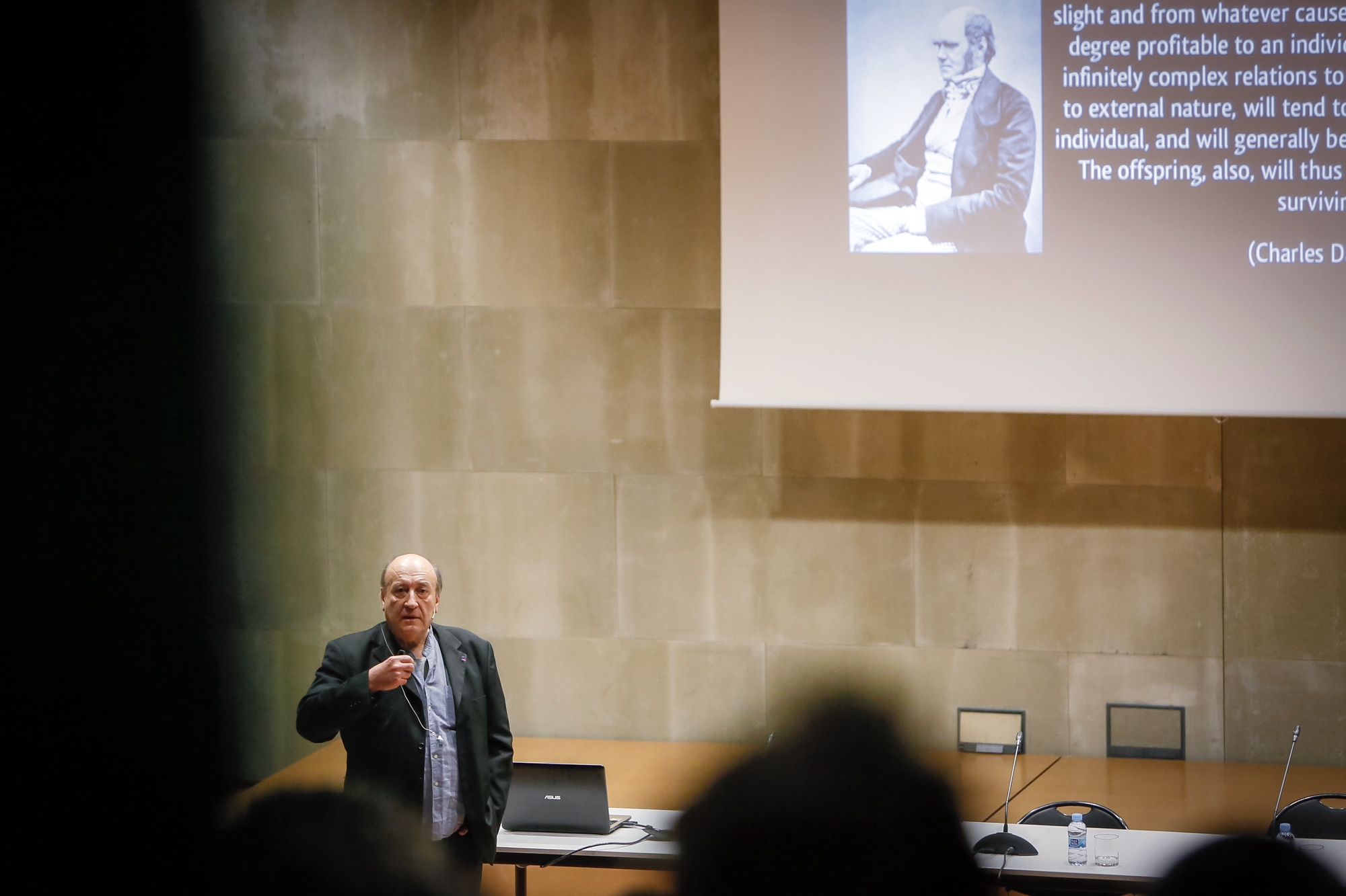 El biòleg francès Pierre-Henry Gouyon imparteix una conferència en el marc de la 18a Jornada de les Ciències