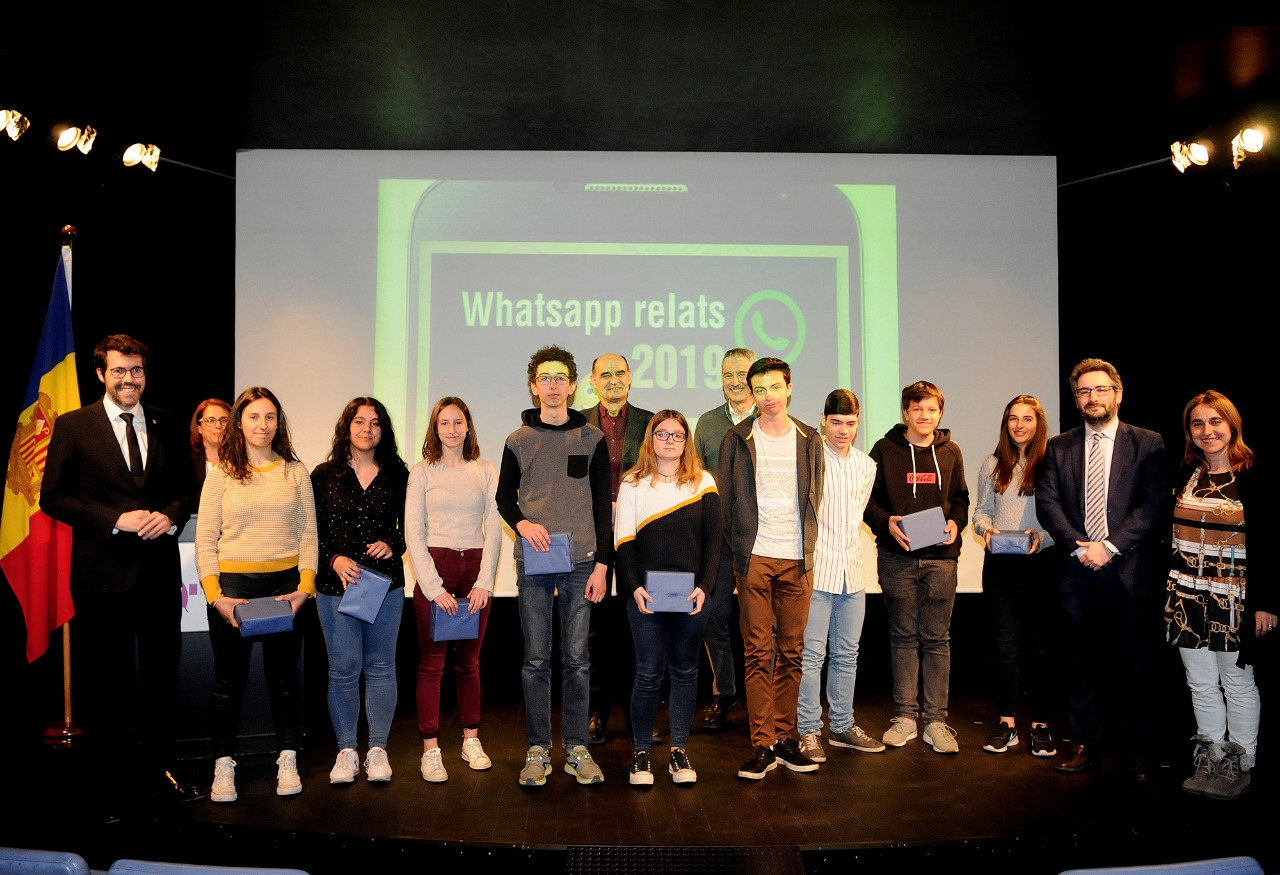 Eric Jover lliura els premis de la 3a edició de “Whatsapp relats”
