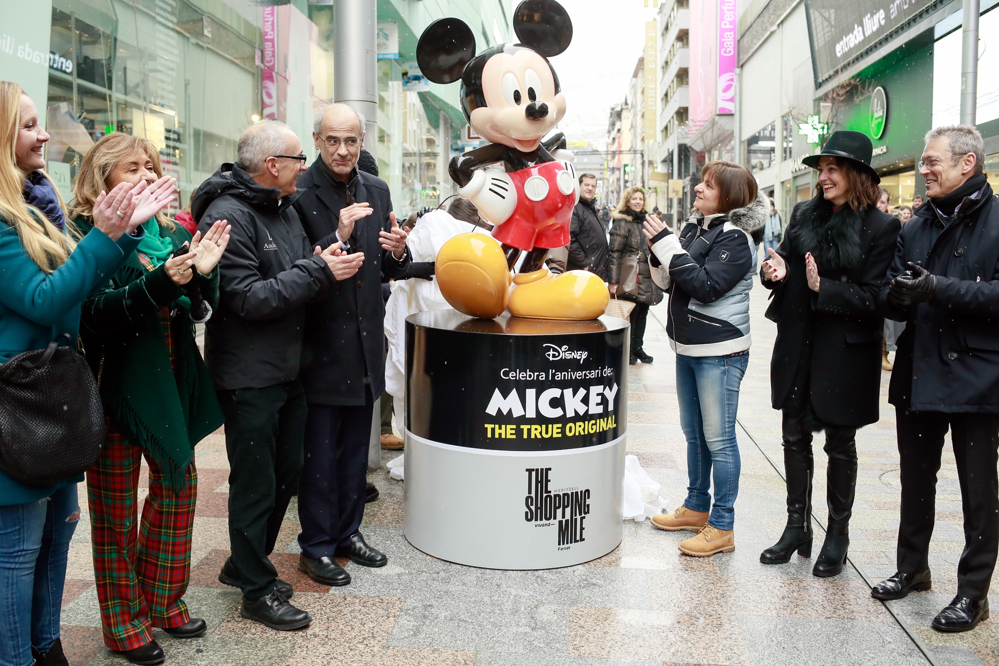 Andorra inaugura el nou eix comercial The Shopping Mile amb una exposició única de Mickey Mouse