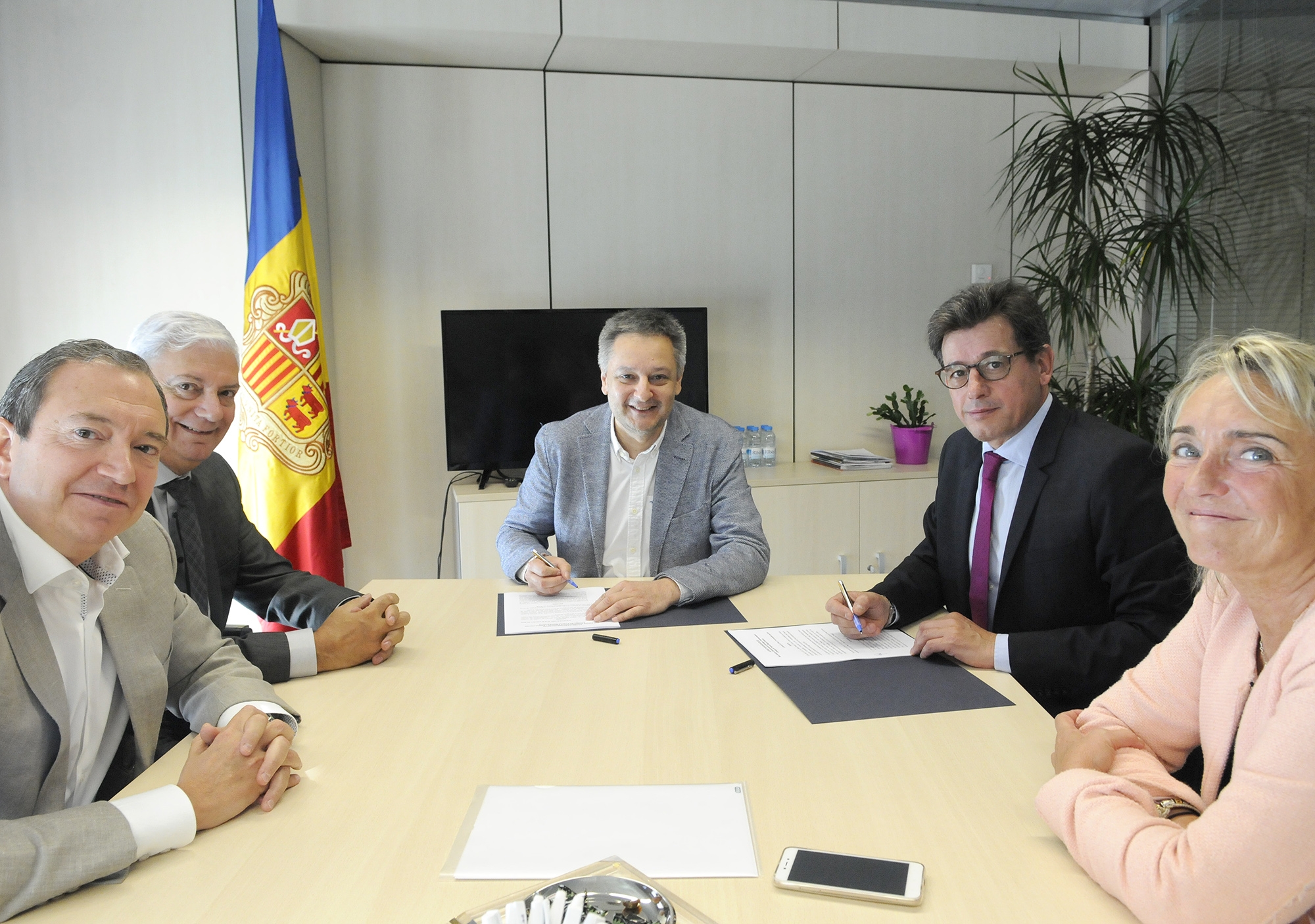 El Govern i la Confederació Empresarial Andorrana signen el conveni pel Projecte Marca Andorra