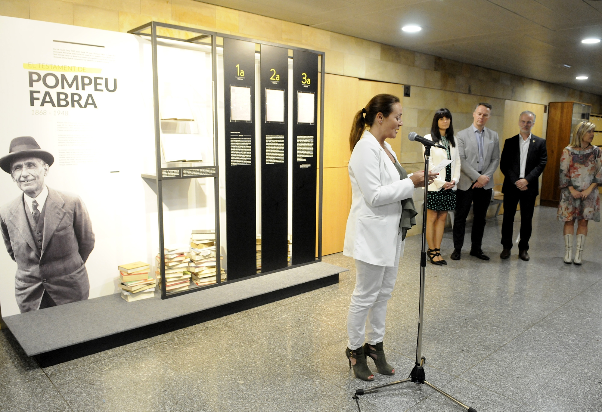 Gelabert inaugura la nova escenografia del vestíbul de l'edifici Administratiu del Govern que mostra el testament íntegre de Pompeu Fabra