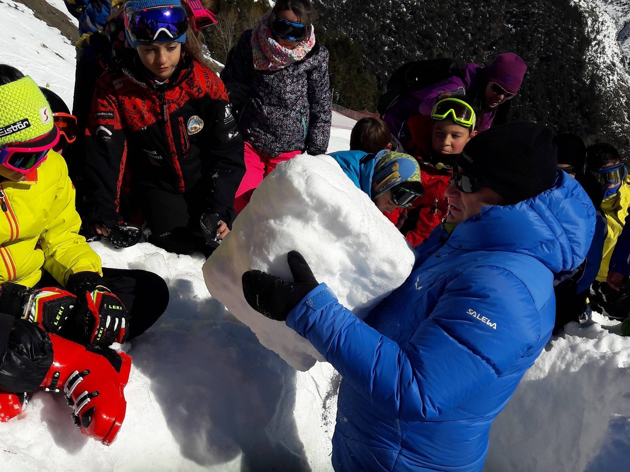 El Servei de Meteorologia, els bombers i els banders formen un centenar d’alumnes en prevenció d’allaus
