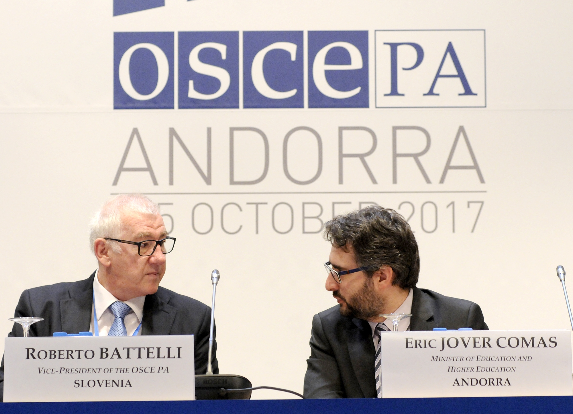 Jover defensa el rol de l'educació per formar ciutadans responsables que contribueixin a garantir l'estabilitat i el desenvolupament de les societats