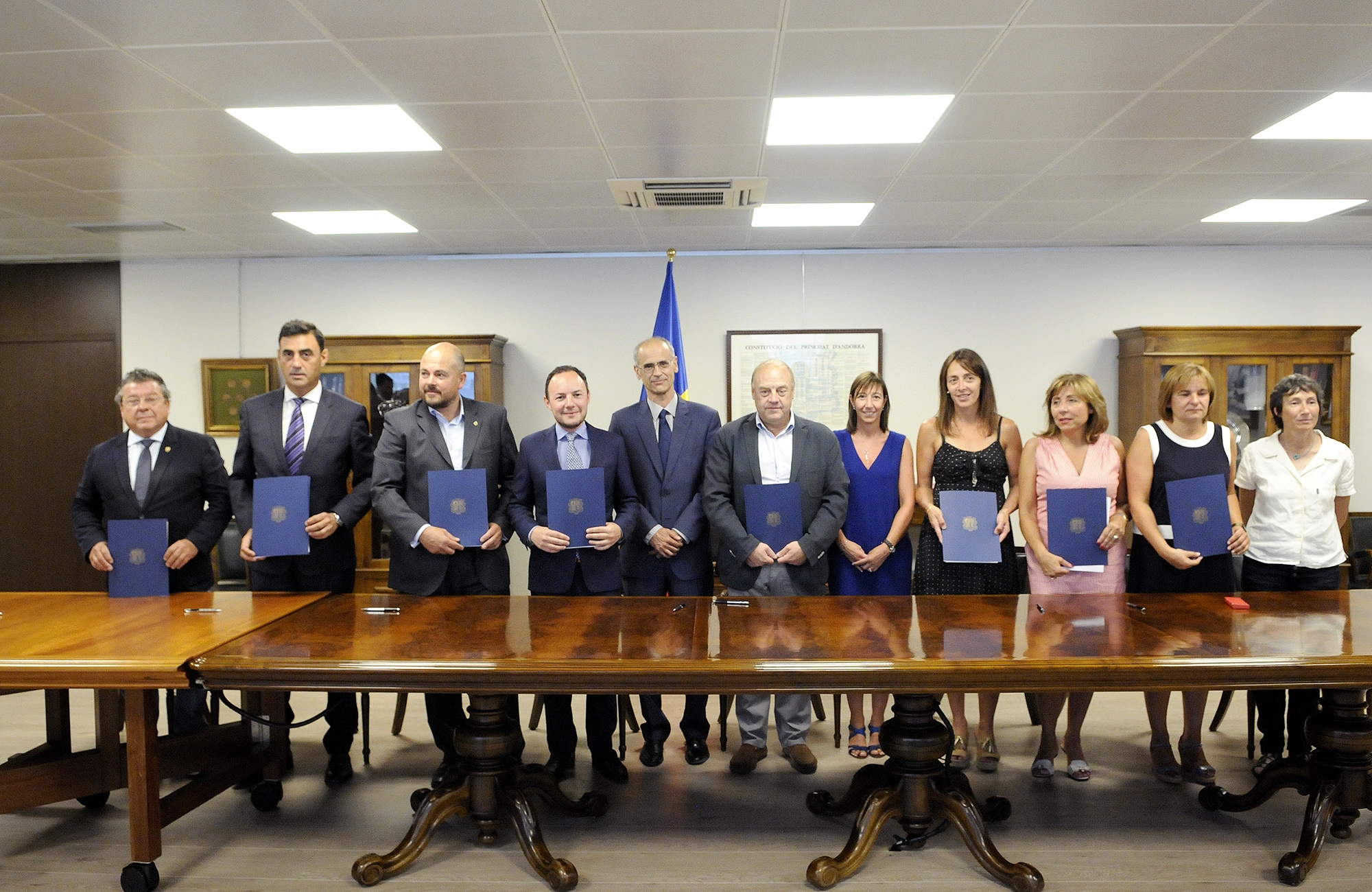 Espot i els cònsols de les set parròquies signen la cessió del SAD al Govern