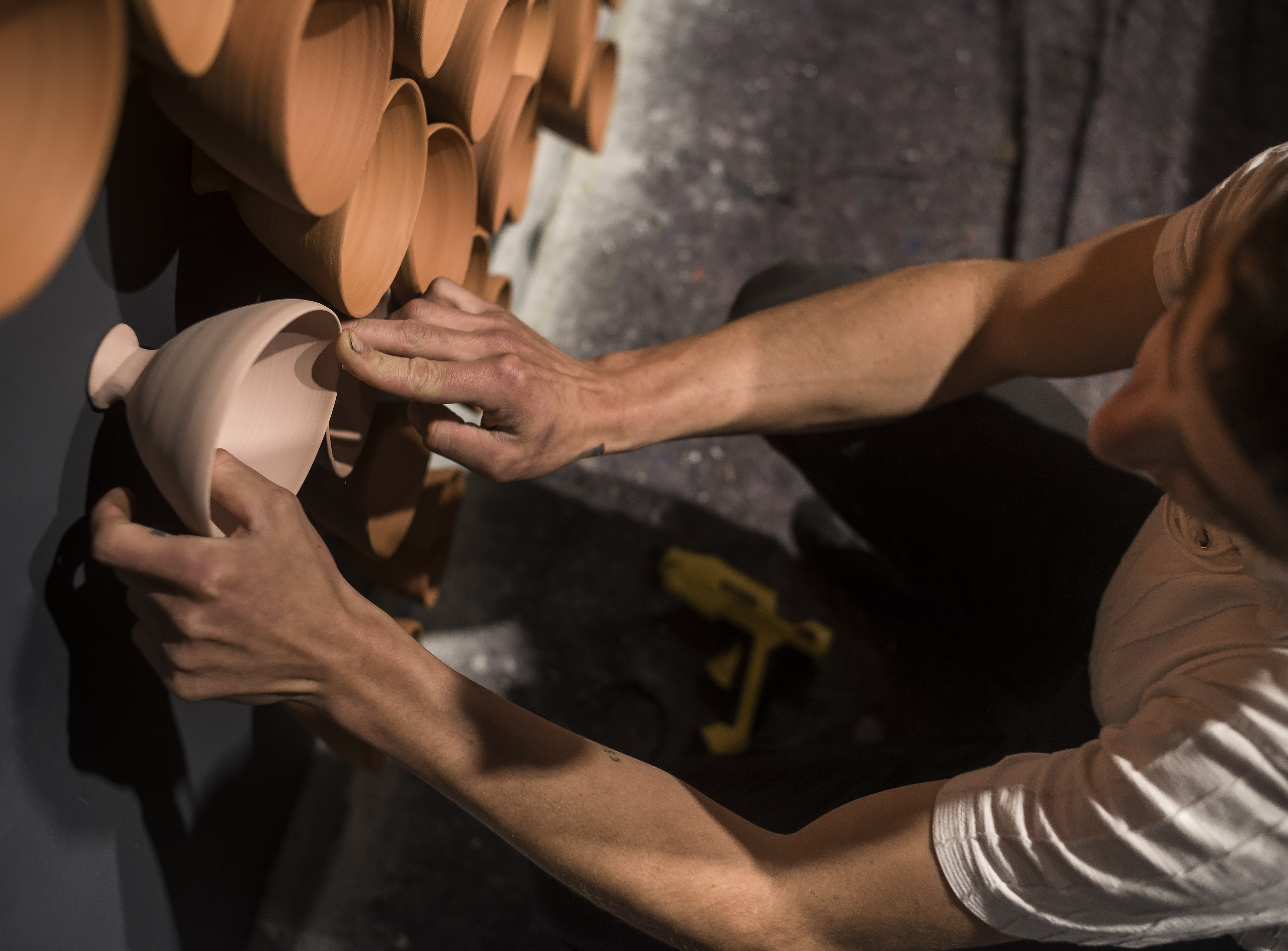 La instal·lació “Murmuri” d’Eve Ariza a punt per a la inauguració de la Biennal de Venècia 2017