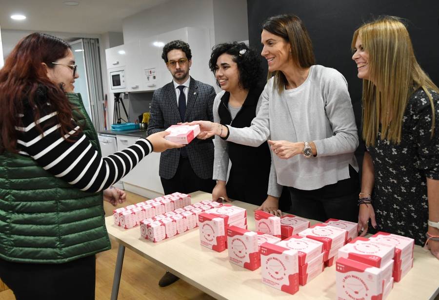 S’inicia la campanya de repartiment gratuït de copes i calces menstruals