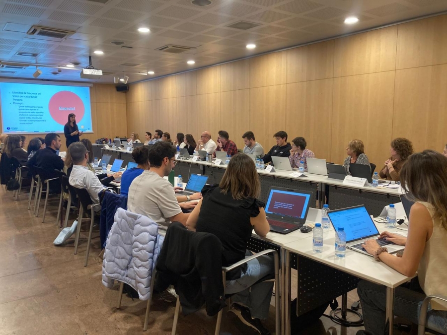 Una trentena de participants en el curs organitzat per Turisme i UN Tourism Academy sobre intel·ligència artificial aplicada a la comunicació de màrqueting i vendes del sector