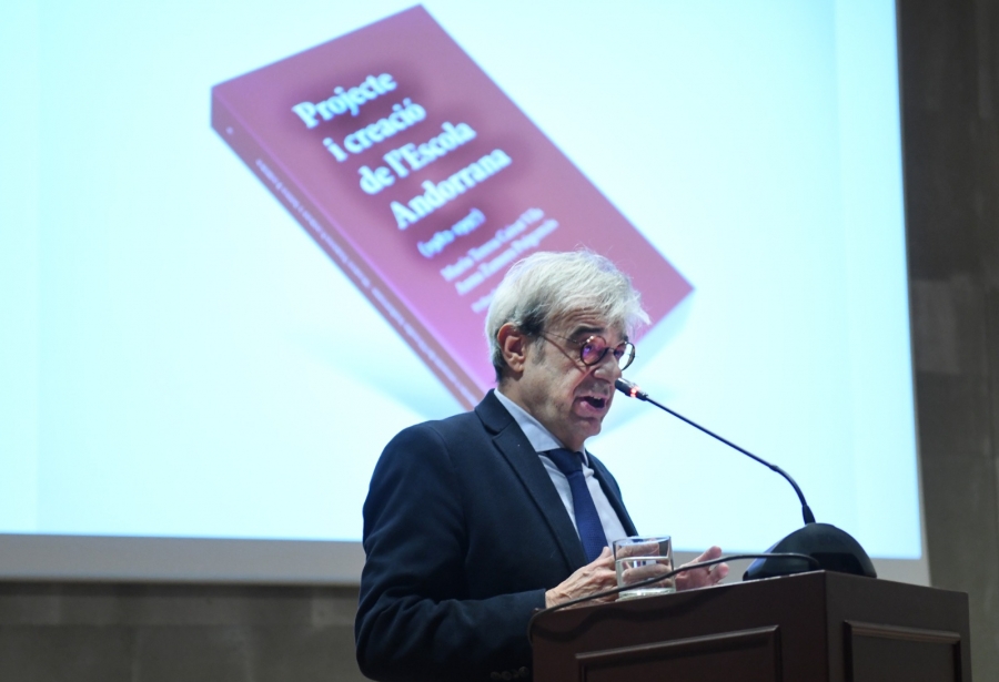 El ministre Ladislau Baró defineix l’Escola Andorrana com a “un projecte d’identitat i ciutadania” durant la presentació del llibre escrit per dos de les seves impulsores, Anna Zamora i Maria Teresa Cairat